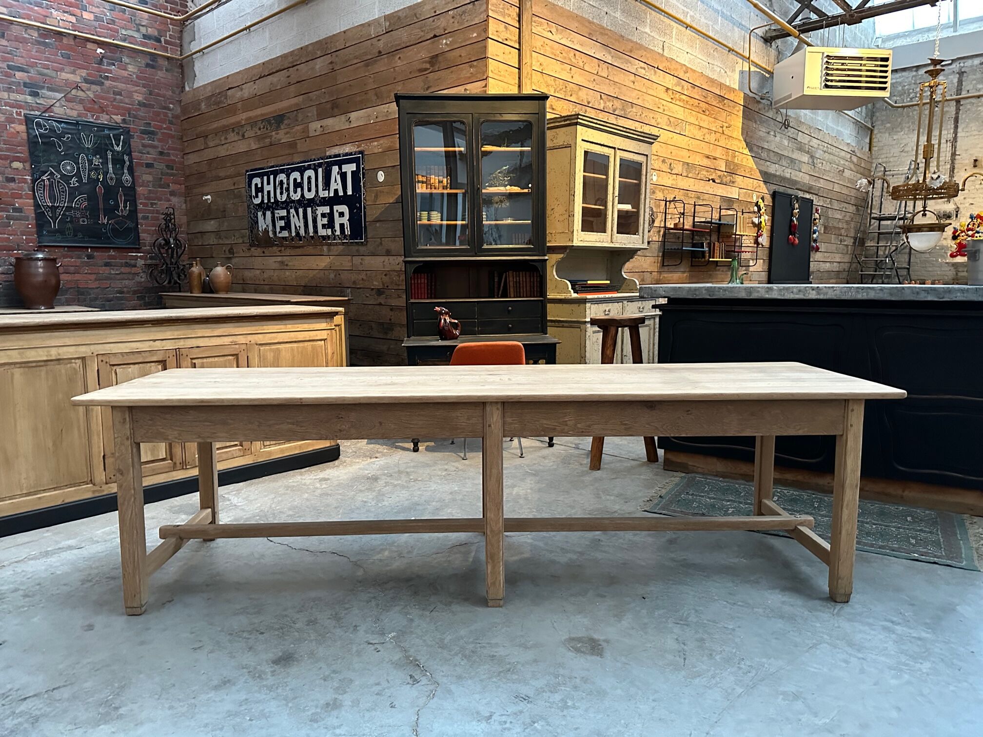 Oak farmhouse table and its 2 benches