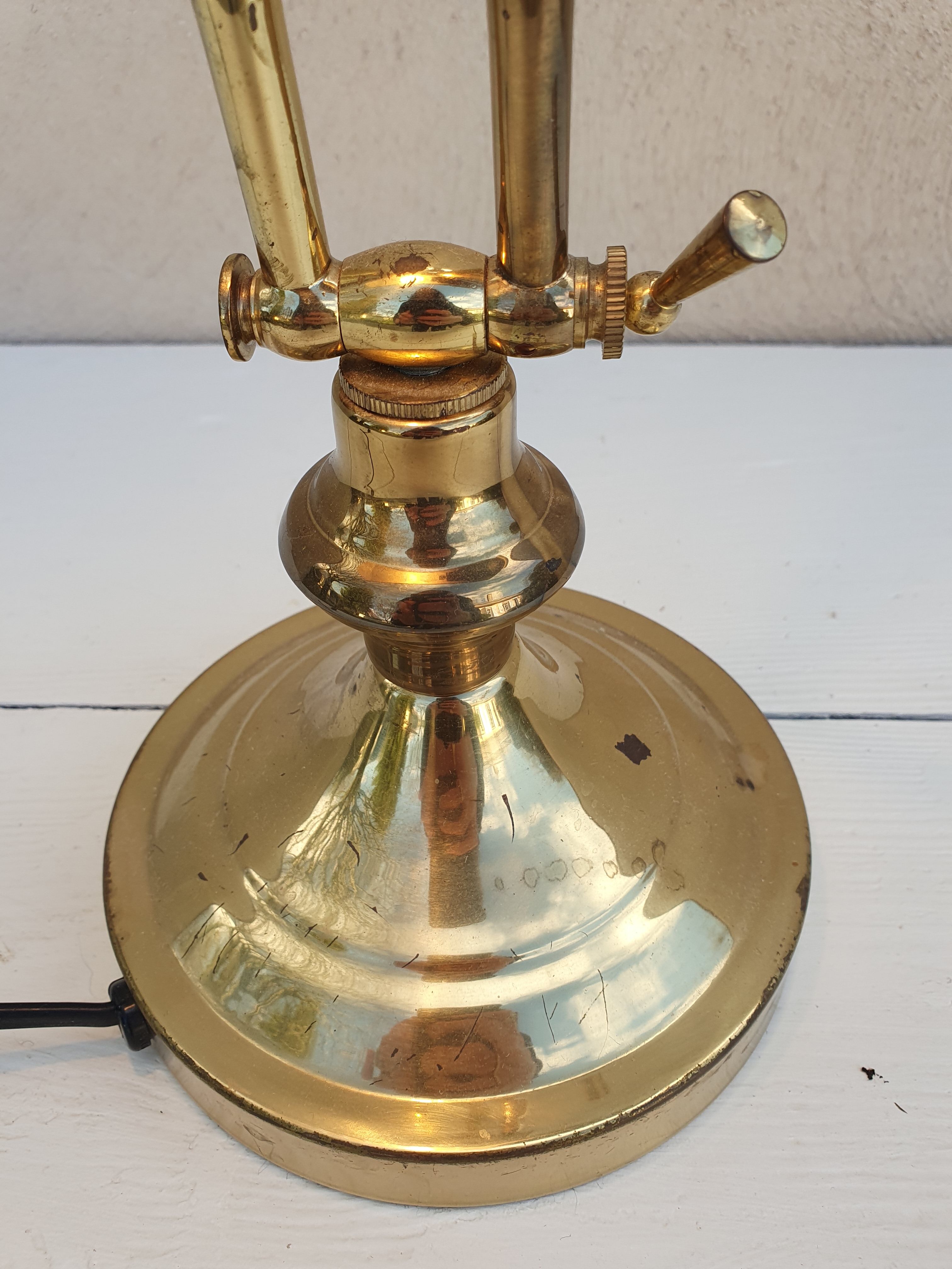 Banker's lamp to table