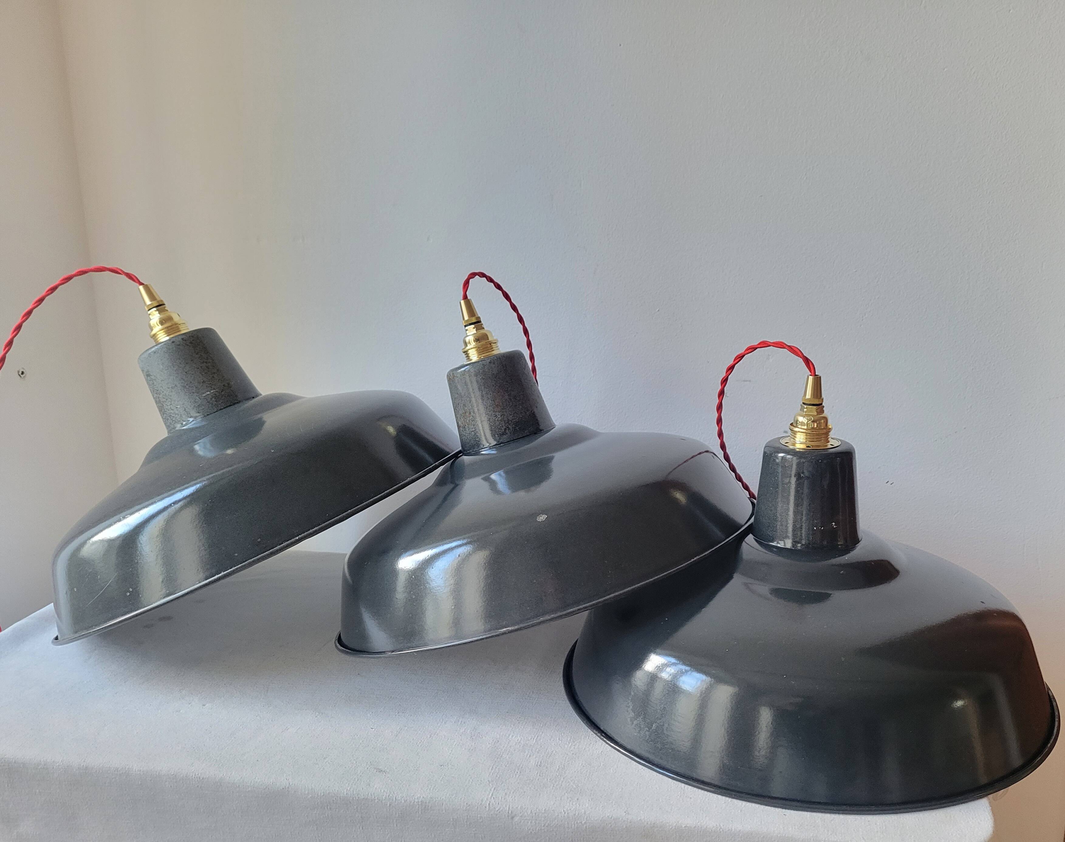Trio de suspensions d'atelier en tôle émaillée