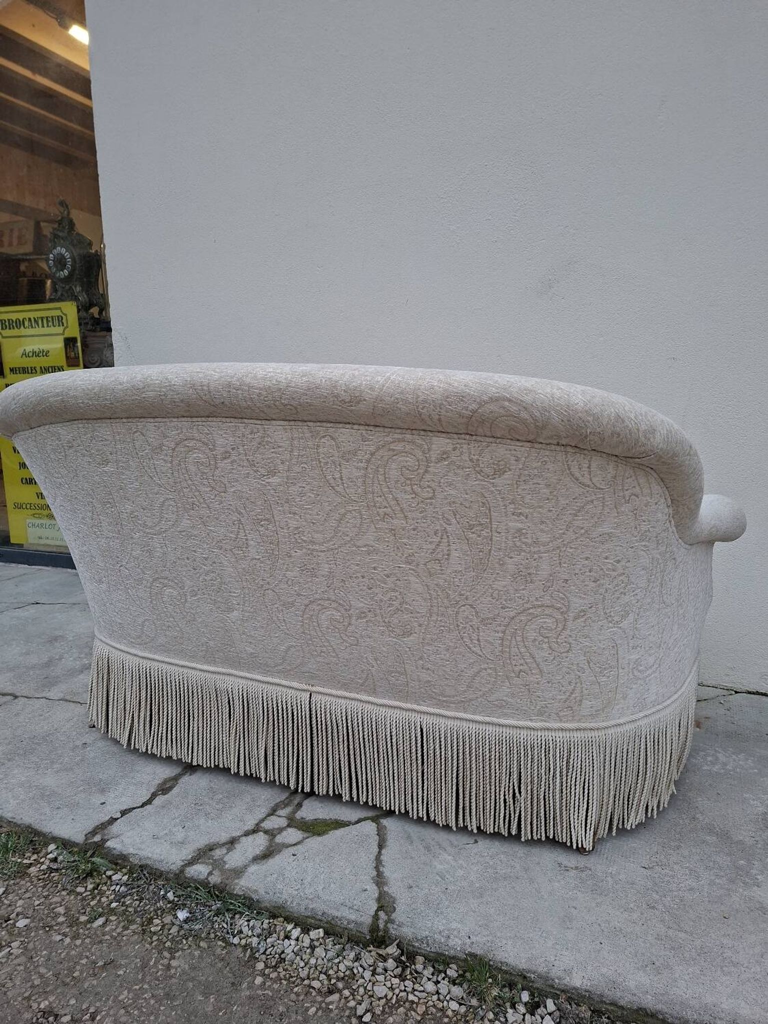 "Crapaud" bench in the richly decorated Napoleon III style.