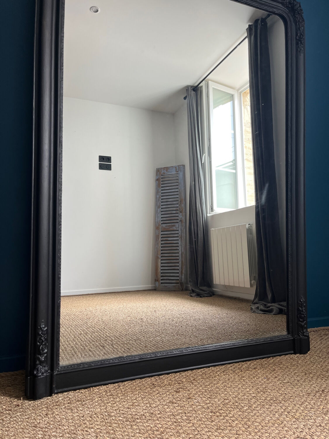Miroir ancien Louis-Philippe 159cm/115cm décor floral, glace au mercure et piquée.