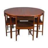 Table rondes et chaises en teck par Mcintosh