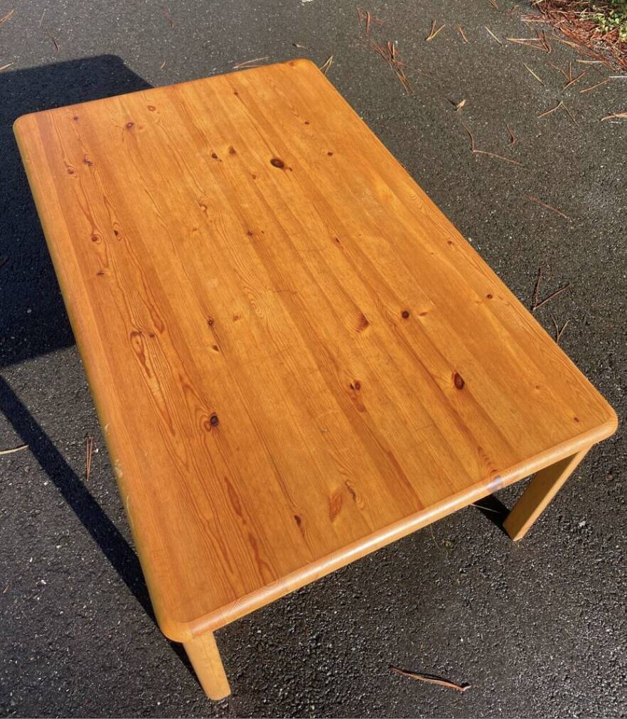 Rectangular coffee table in solid pine wood.