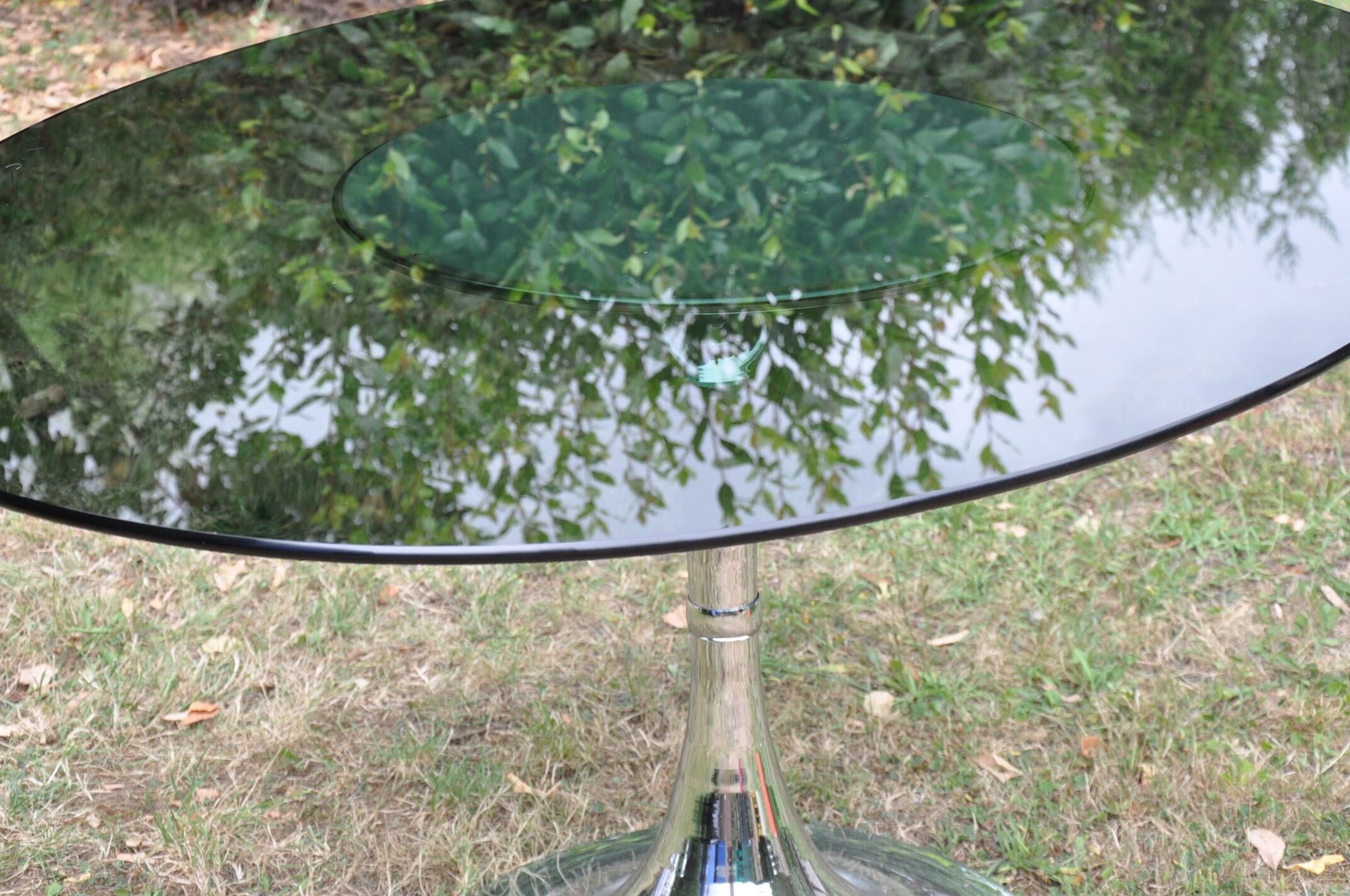 Oval tulip foot table from the 70s