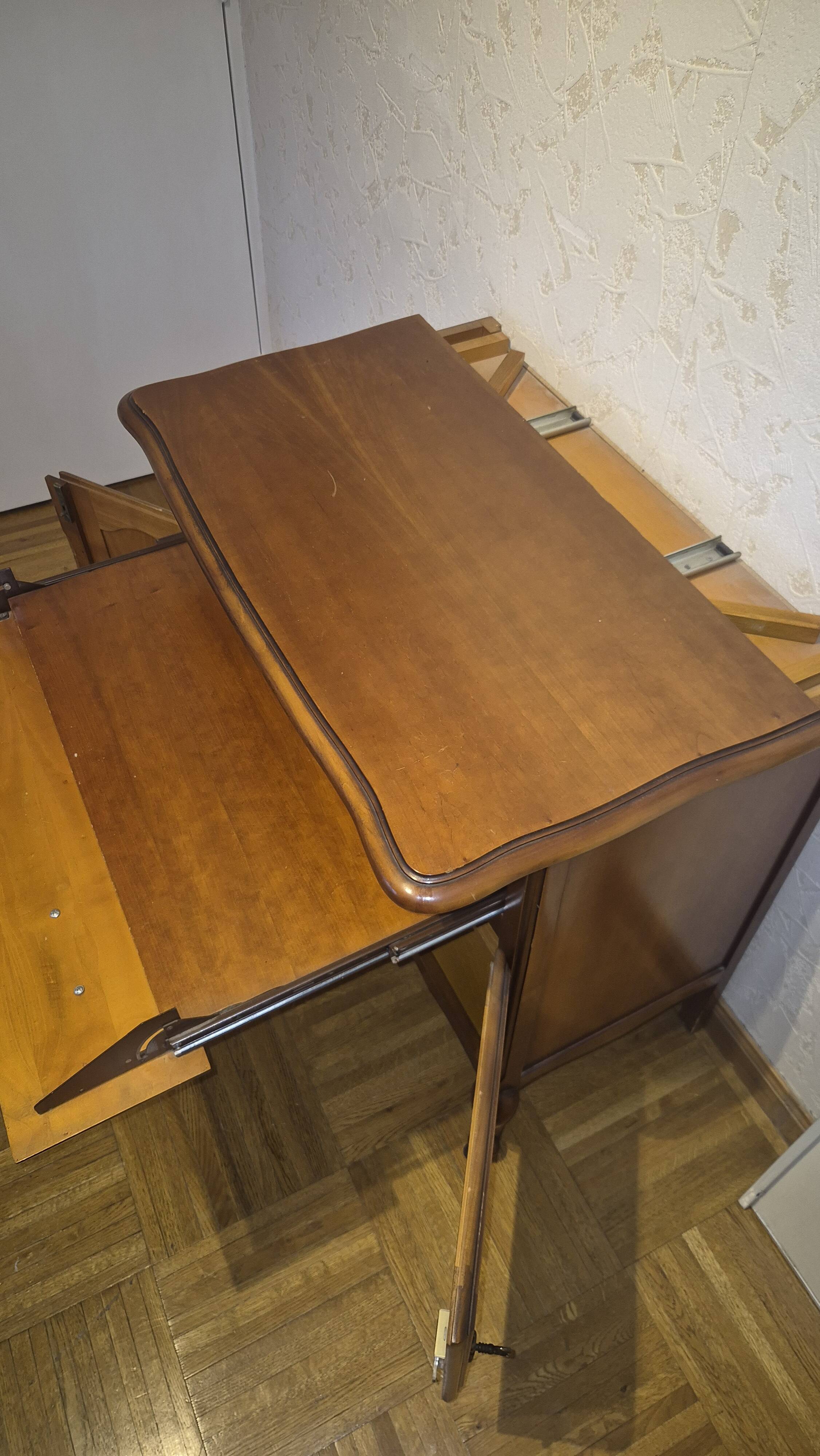 Classic style TV unit with sliding shelf