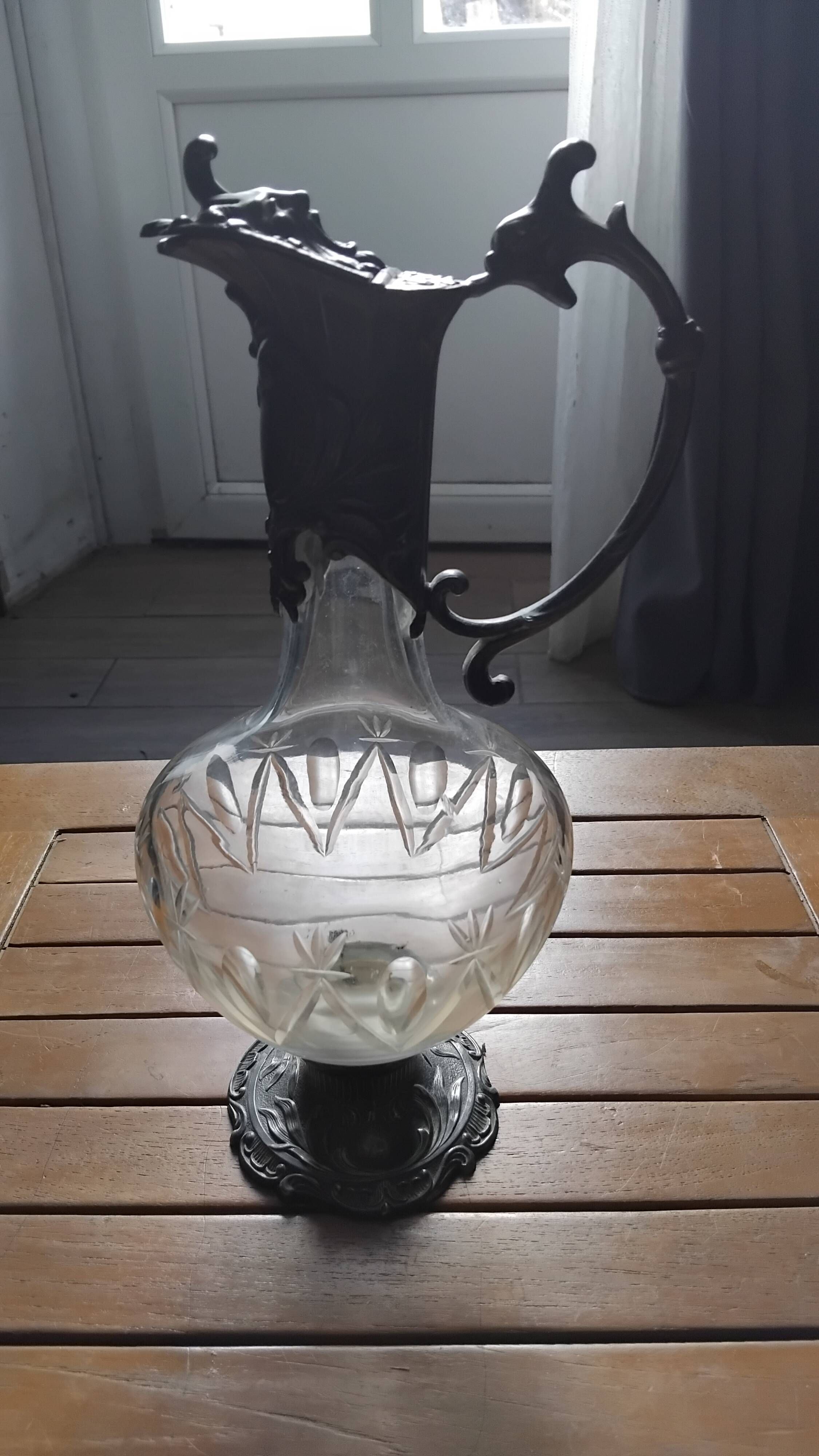 Carafe aiguière très ancienne ciselée et étain