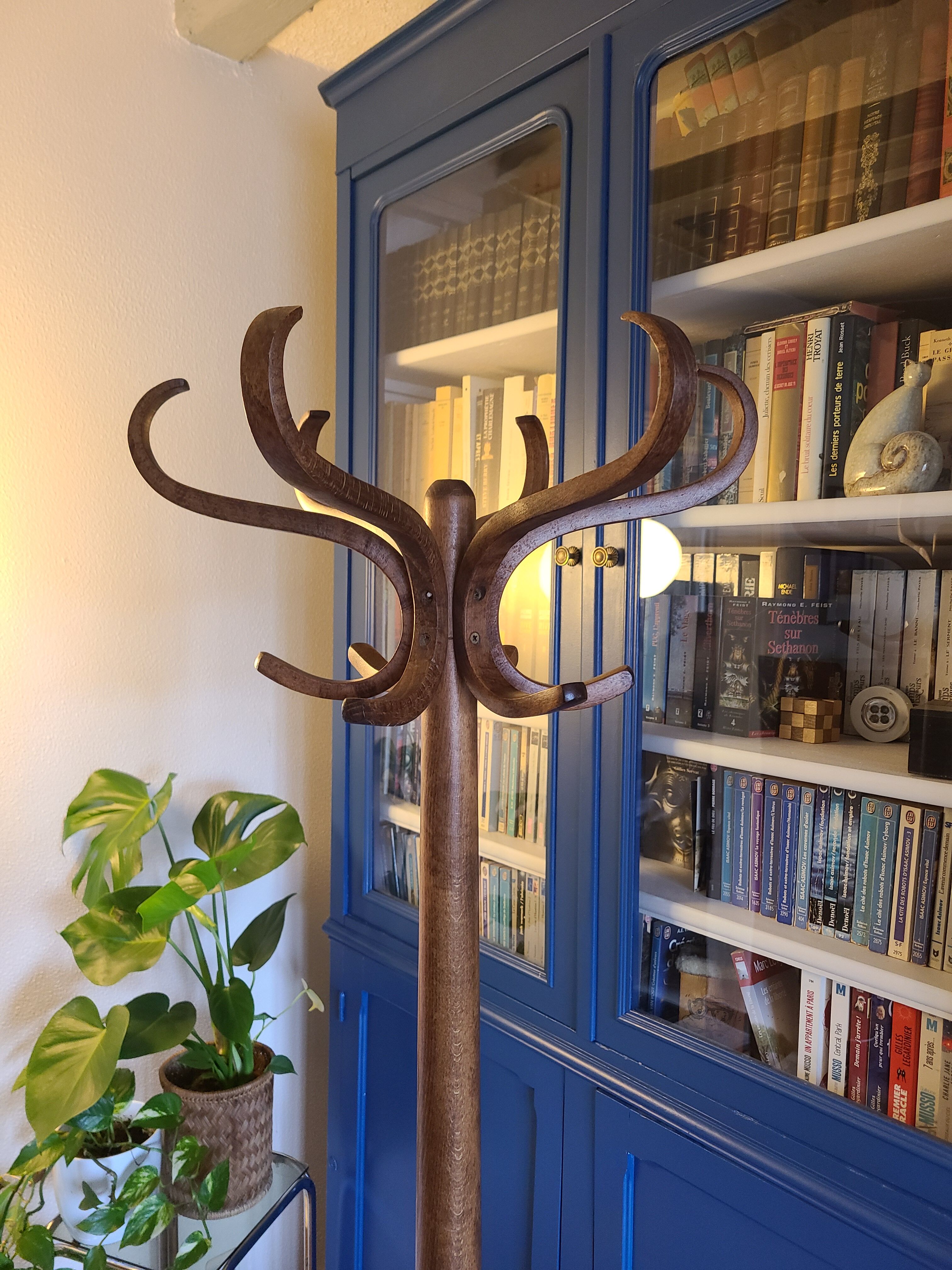 Baumann parrot coat rack