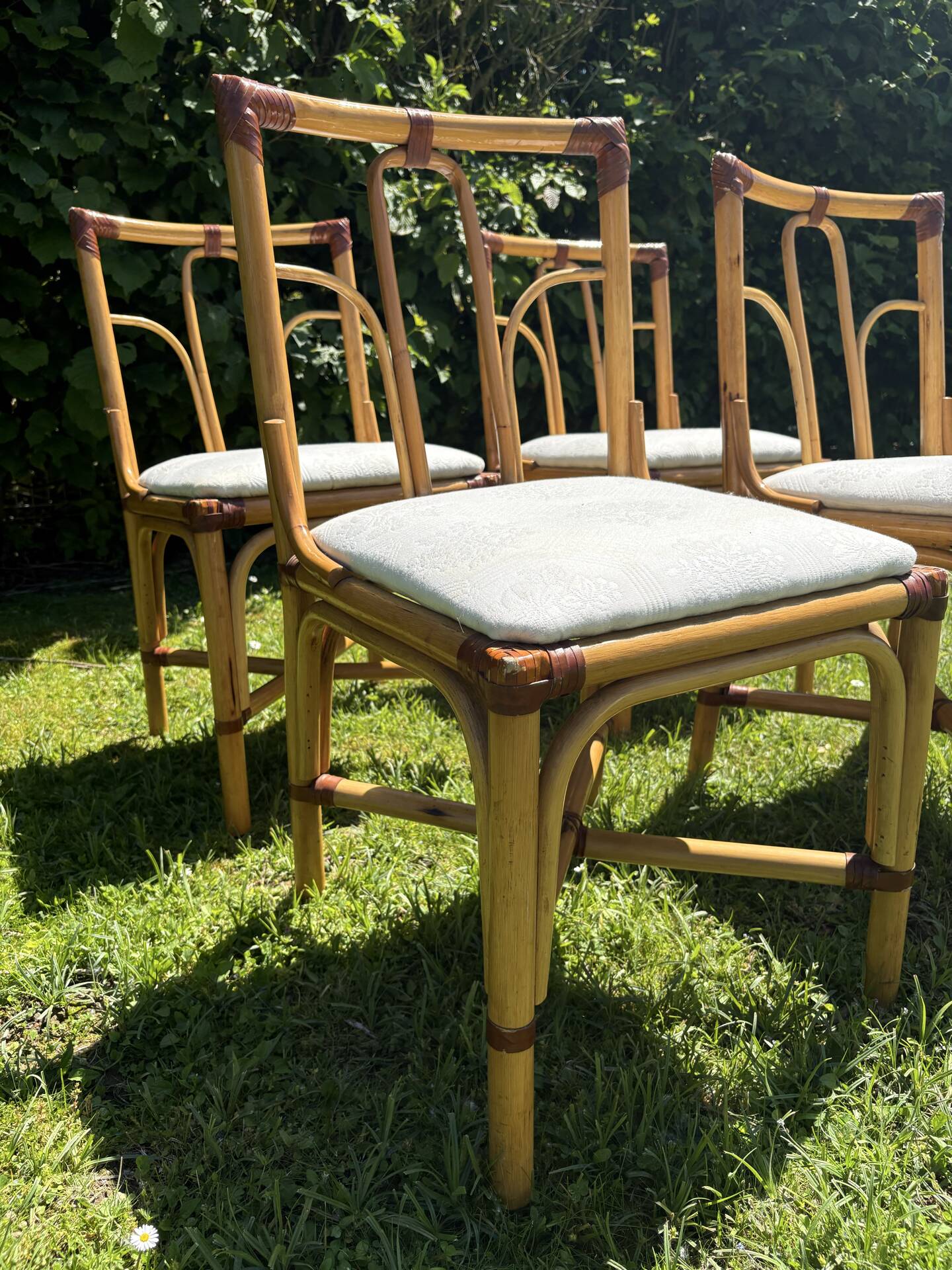 Suite de 4 chaises vintage en bambou et rotin – style années 70