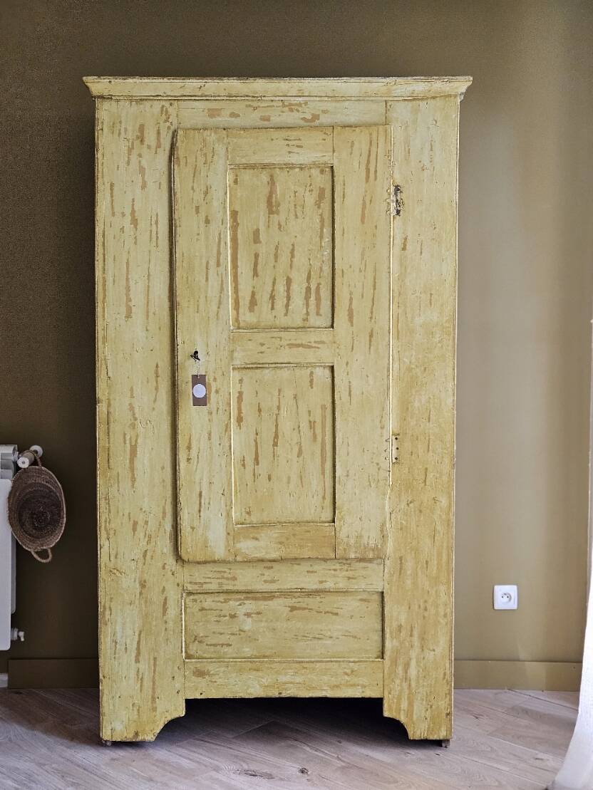 19th-century bonnetière wardrobe | Claudia