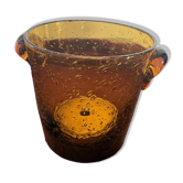 Seau à glace en verre bullé ambre signé Biot avec sa pince