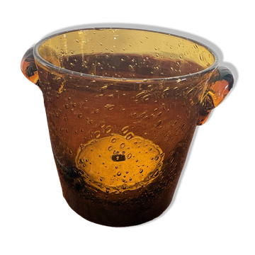 Seau à glace en verre bullé ambre signé Biot avec sa pince