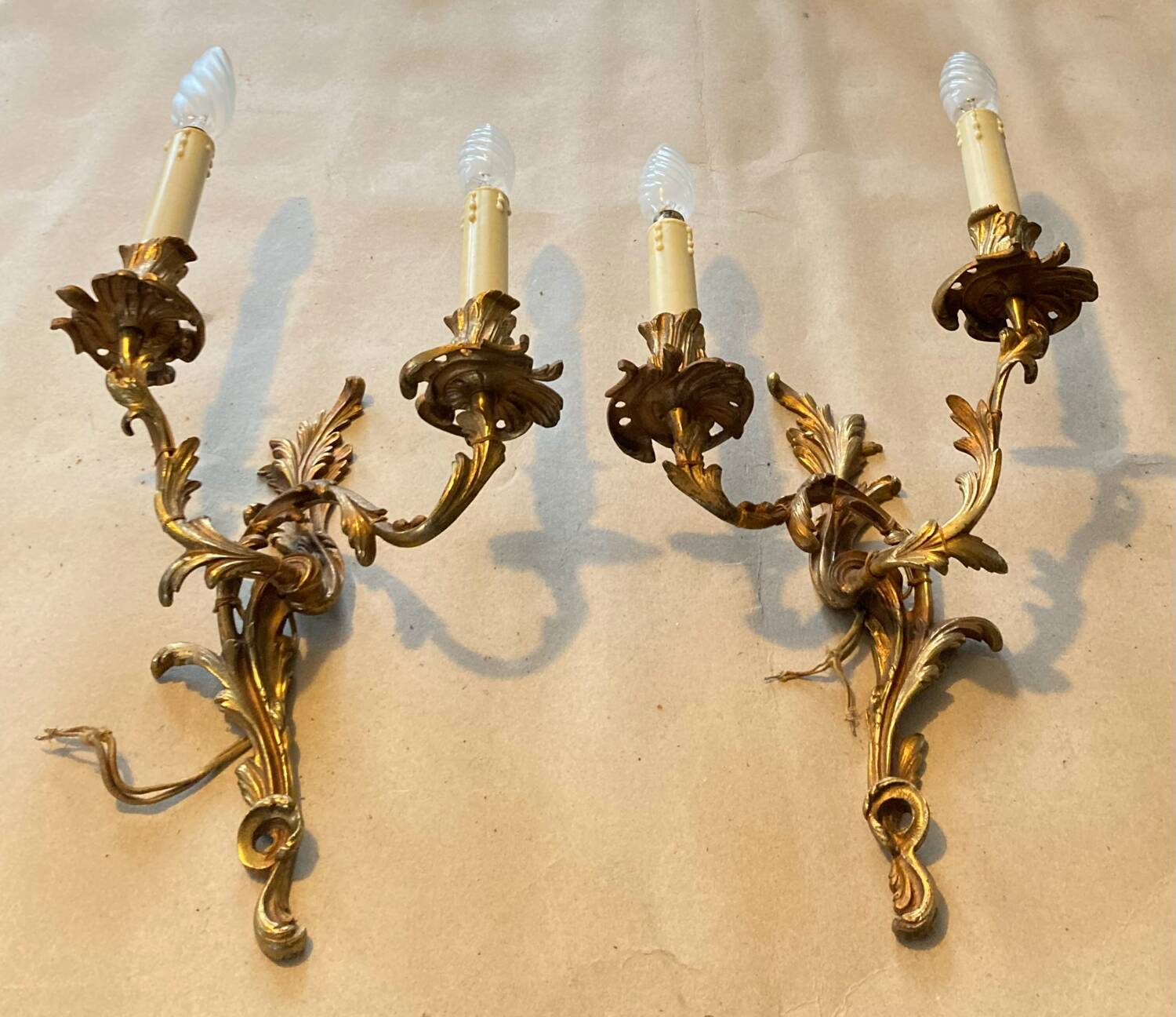 Paire d'appliques Louis XV en bronze décor de feuilles d’acanthes
