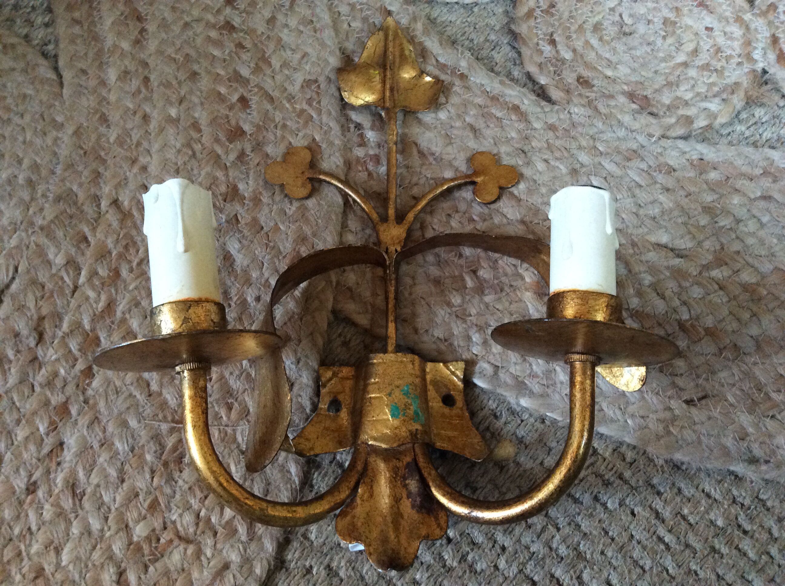 Wall lamp in gold metal