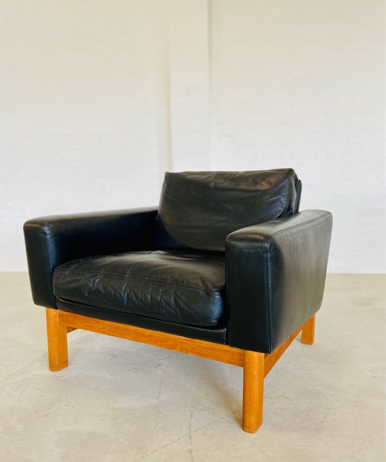 VINTAGE MID-CENTURY POUL M. VOLTHER  LEATHER AND OAK LOUNGE CHAIR 1960,s