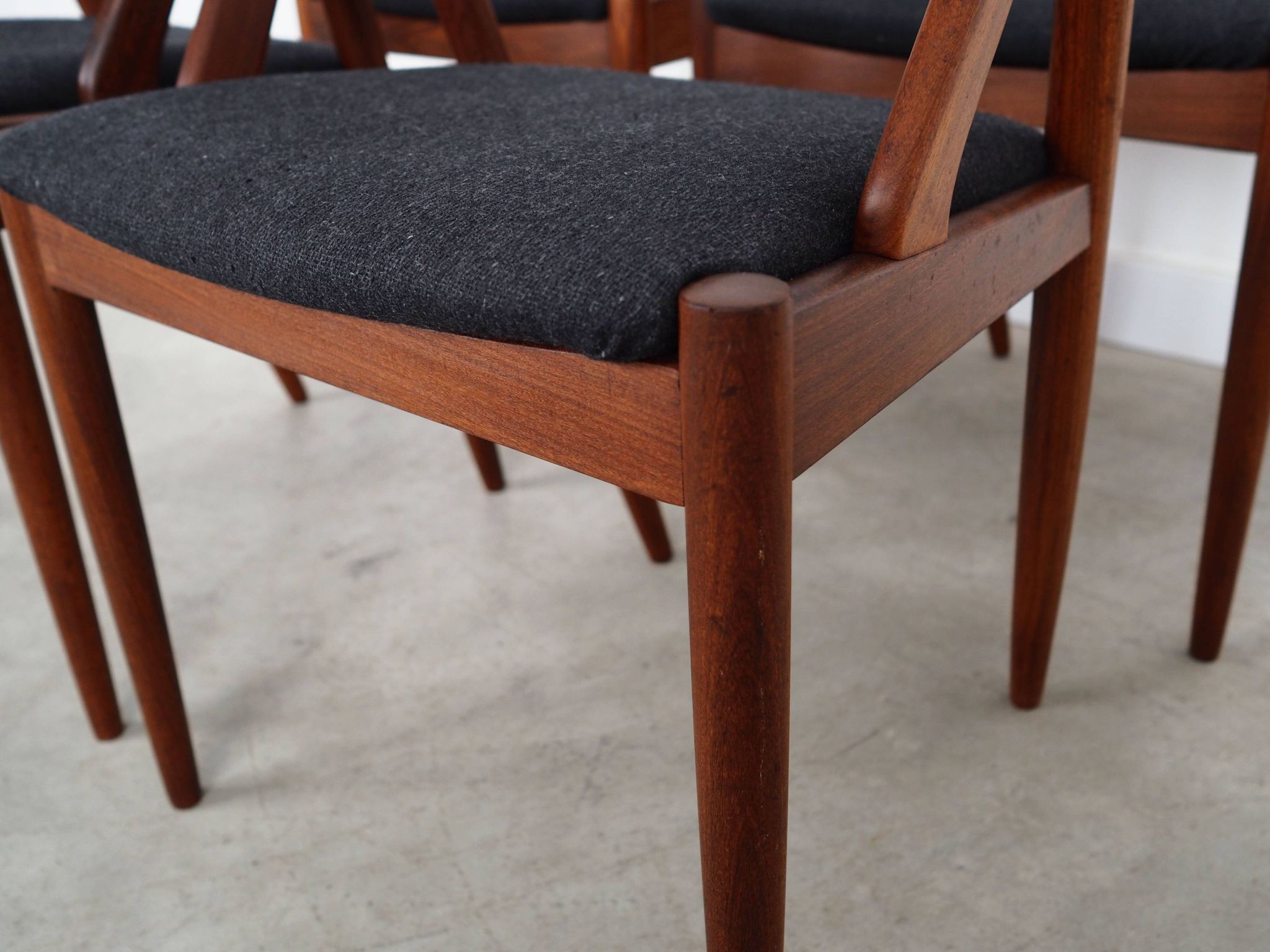 Ensemble de quatre chaises en teck, design danois, années 1970, designer : Kai Kristiansen