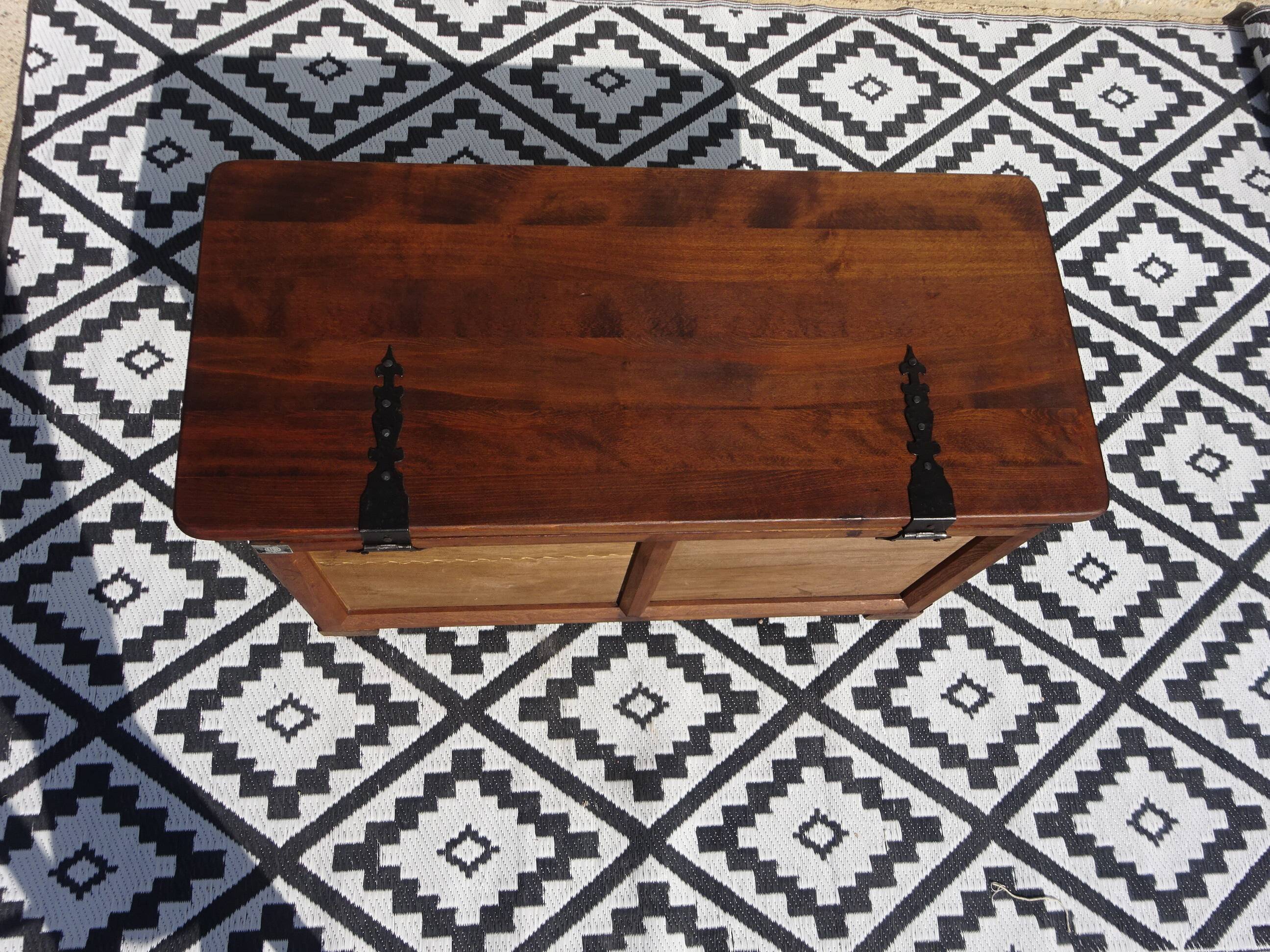 Tuscan chest in solid wood, Argudo Navarro, Spain