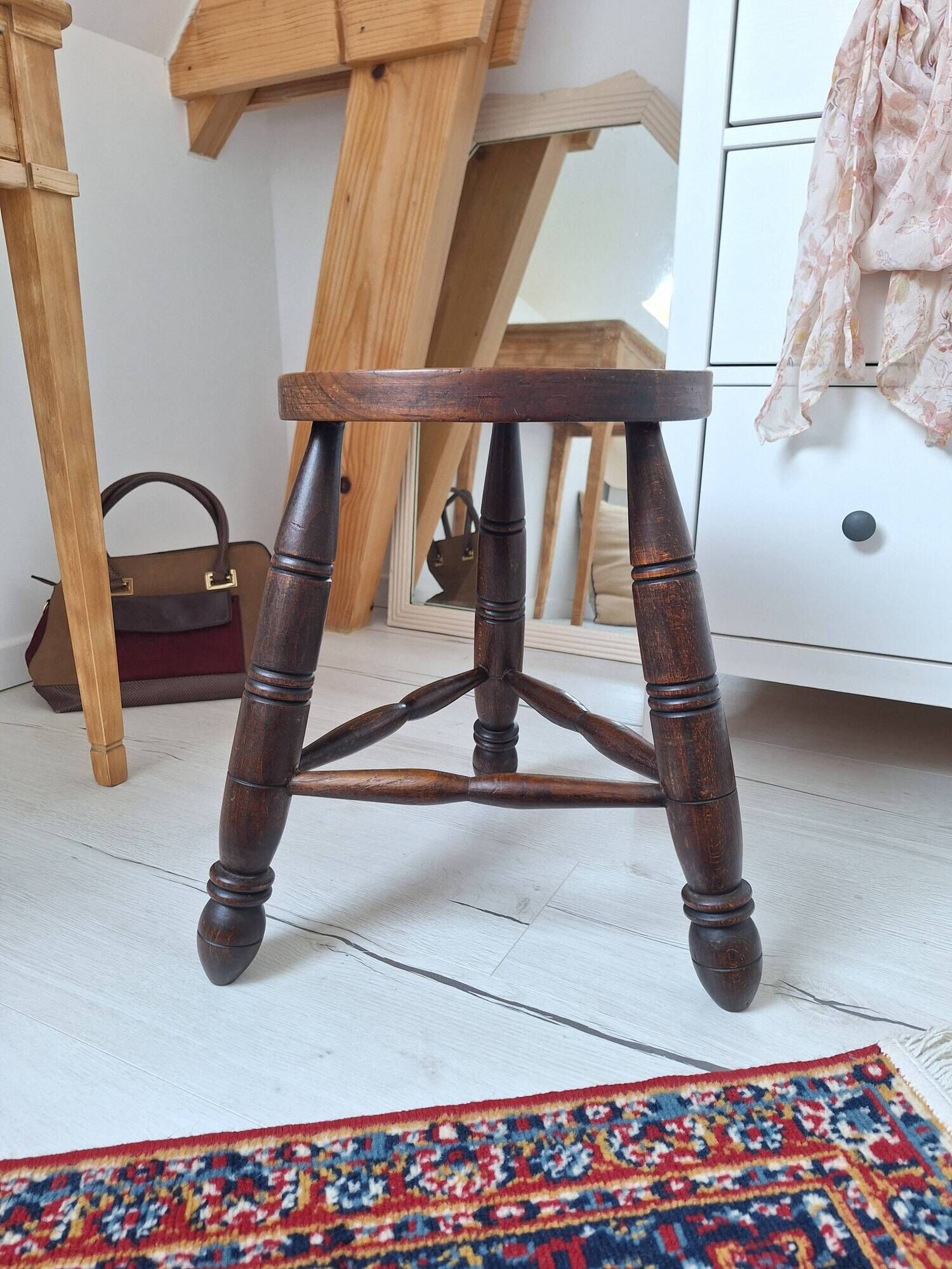 Tabouret tripode en bois massif