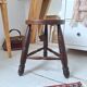 Tabouret tripode en bois massif