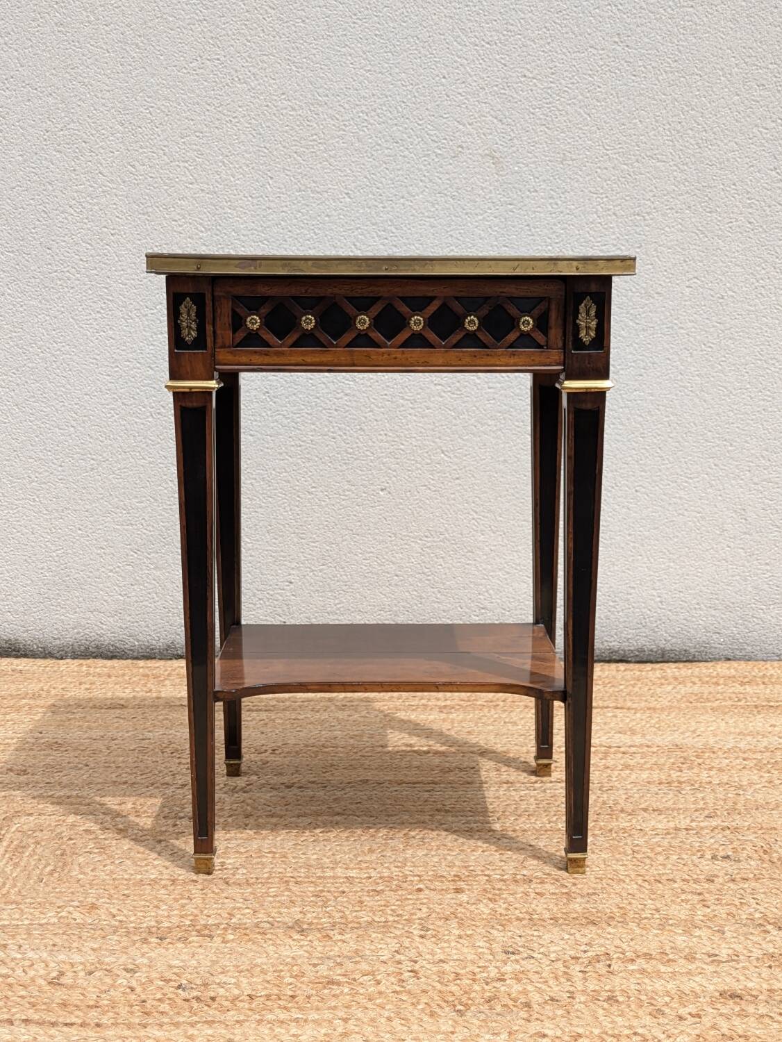 Table d'appoint style Louis XVI, marbre, début XXème, estampillée