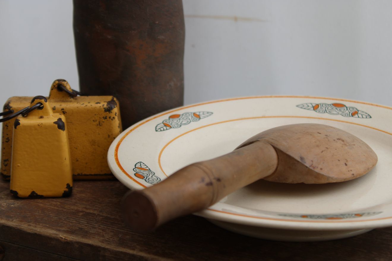 Ceramic standing dish