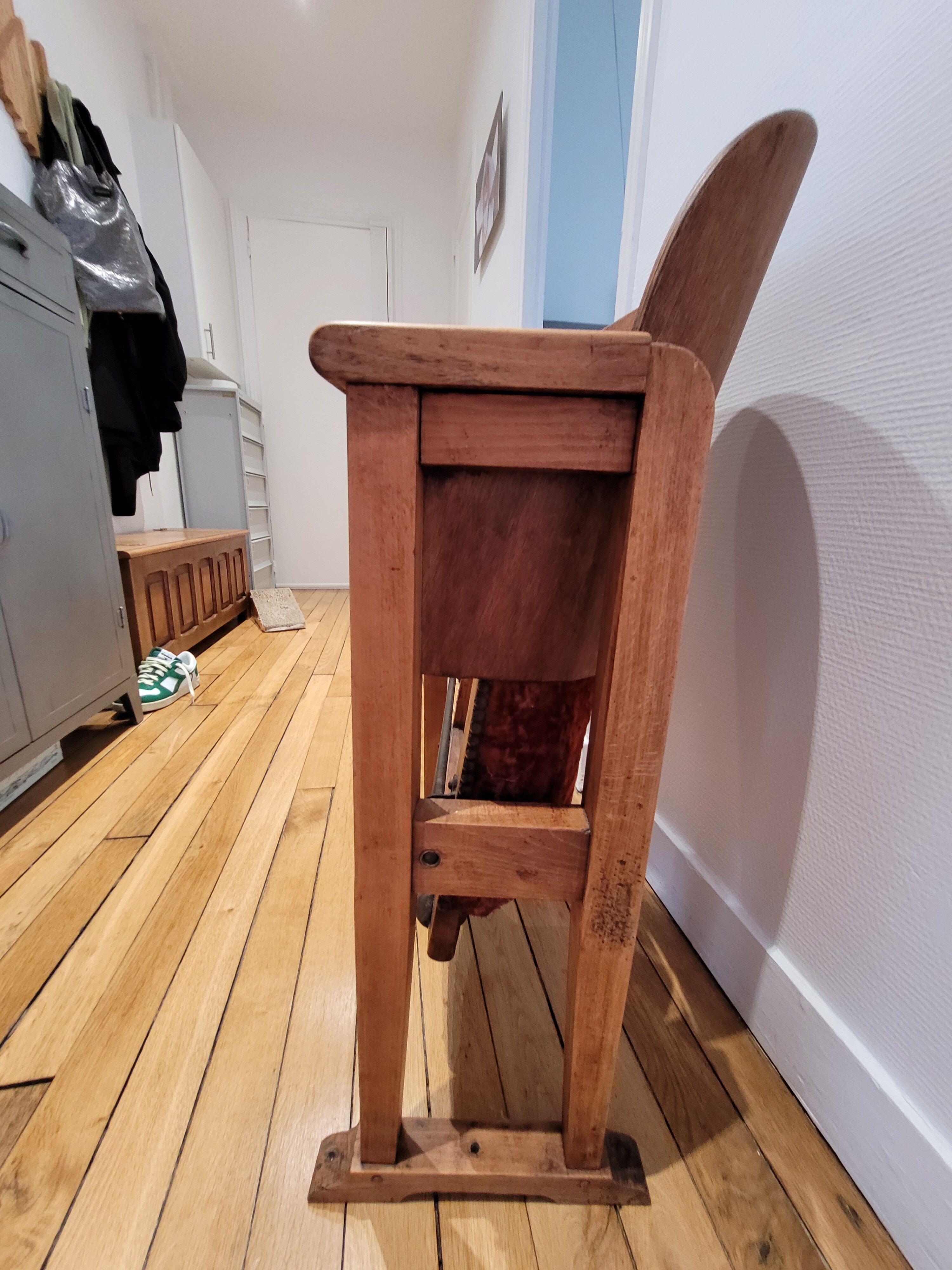 Theatre chair