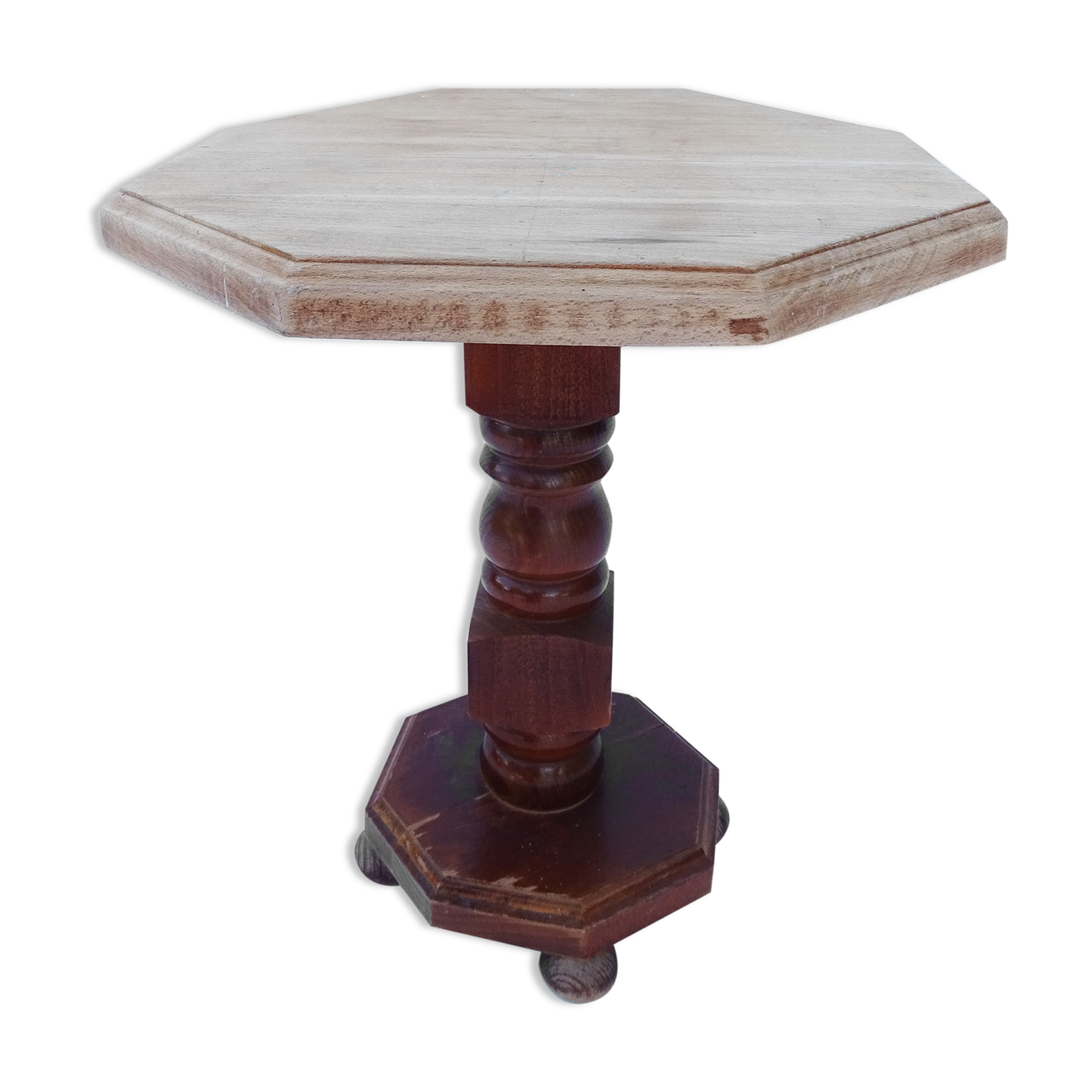 Balustered pedestal table