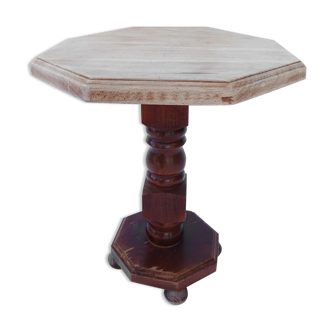 Balustered pedestal table