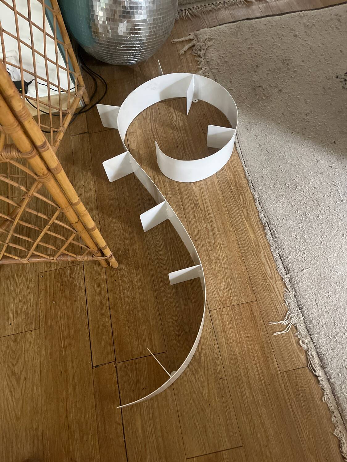 Snail wall shelf in lacquered metal