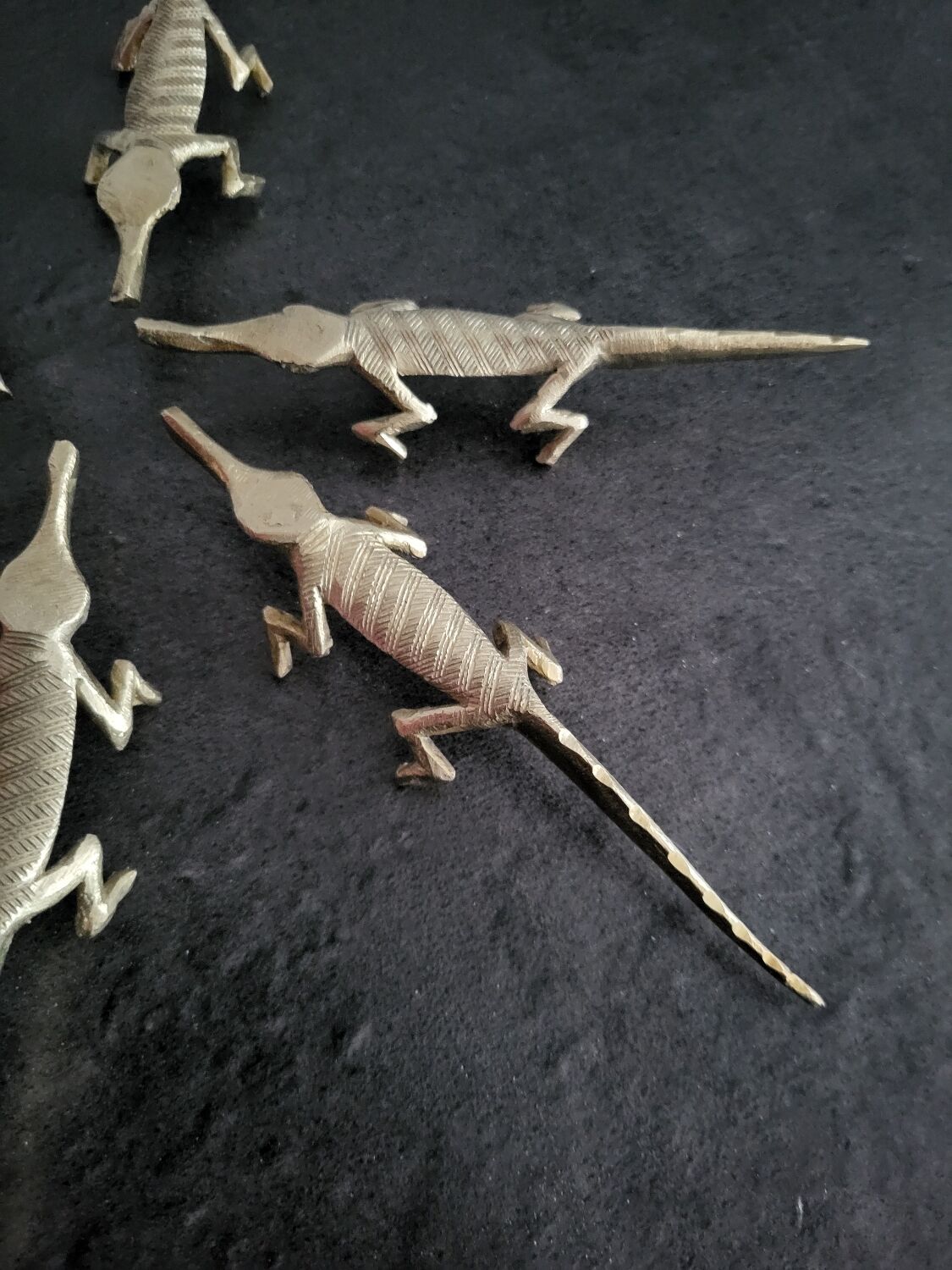 6 vintage knife rests, brass crocodiles, in excellent condition.