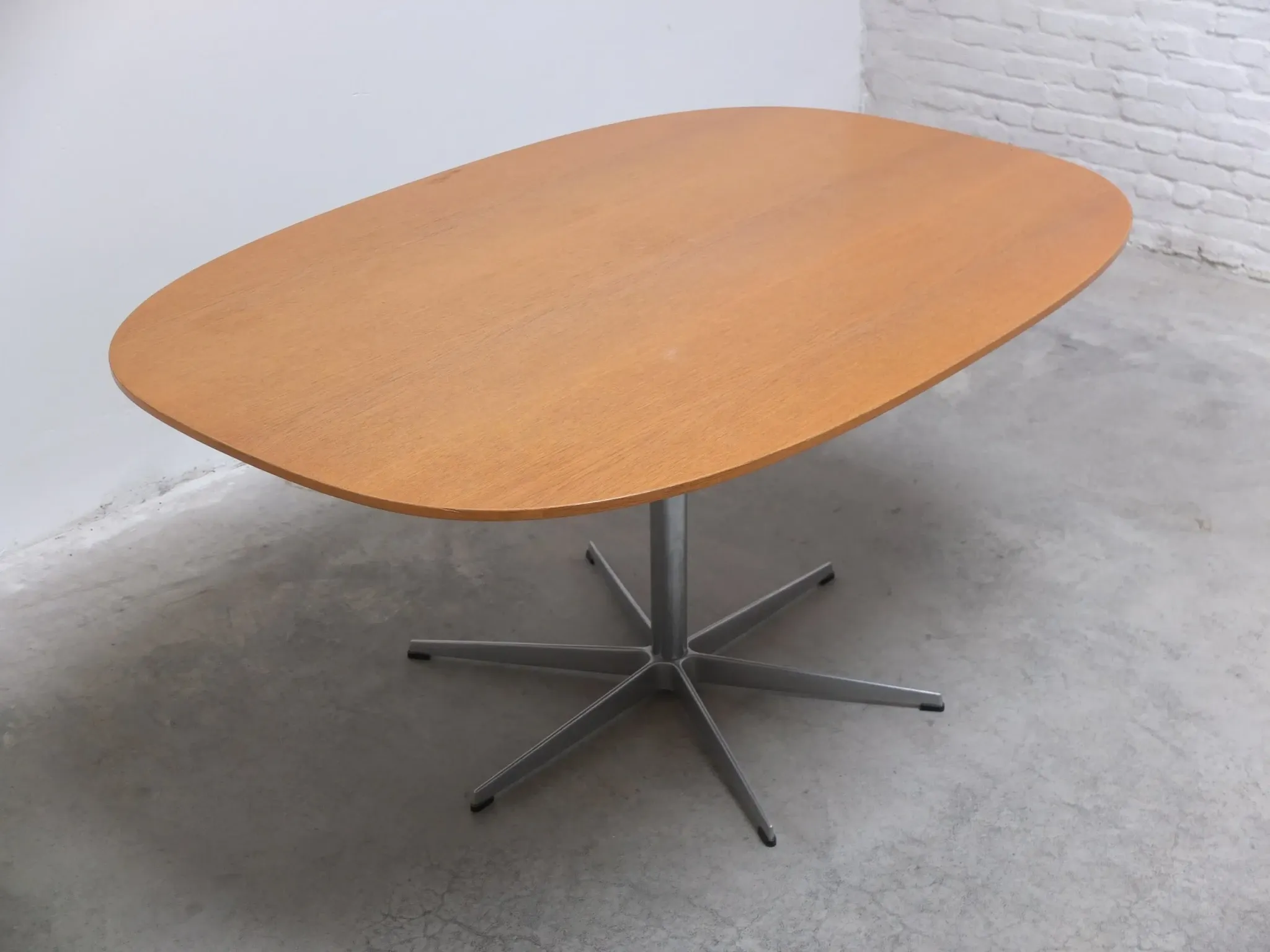 'Superellipse' pedestal table in oak by Arne Jacobsen for Fritz Hansen, 1981