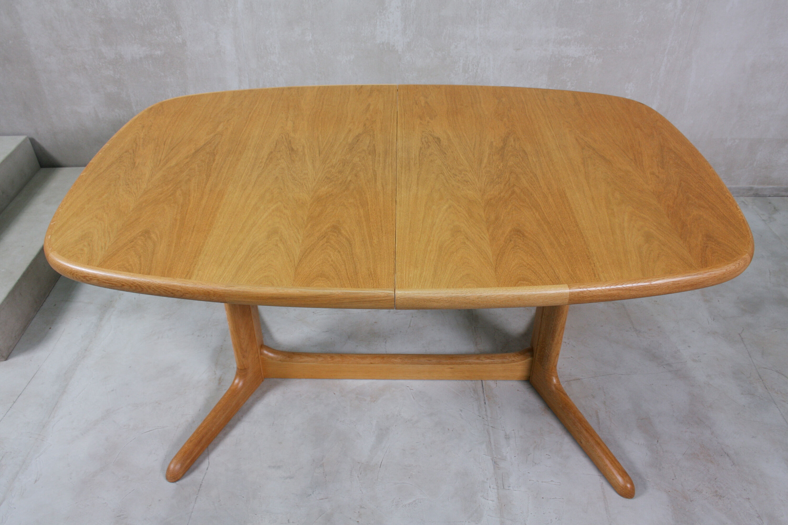 Table ovale en chêne du milieu du siècle de Skovby années 1970