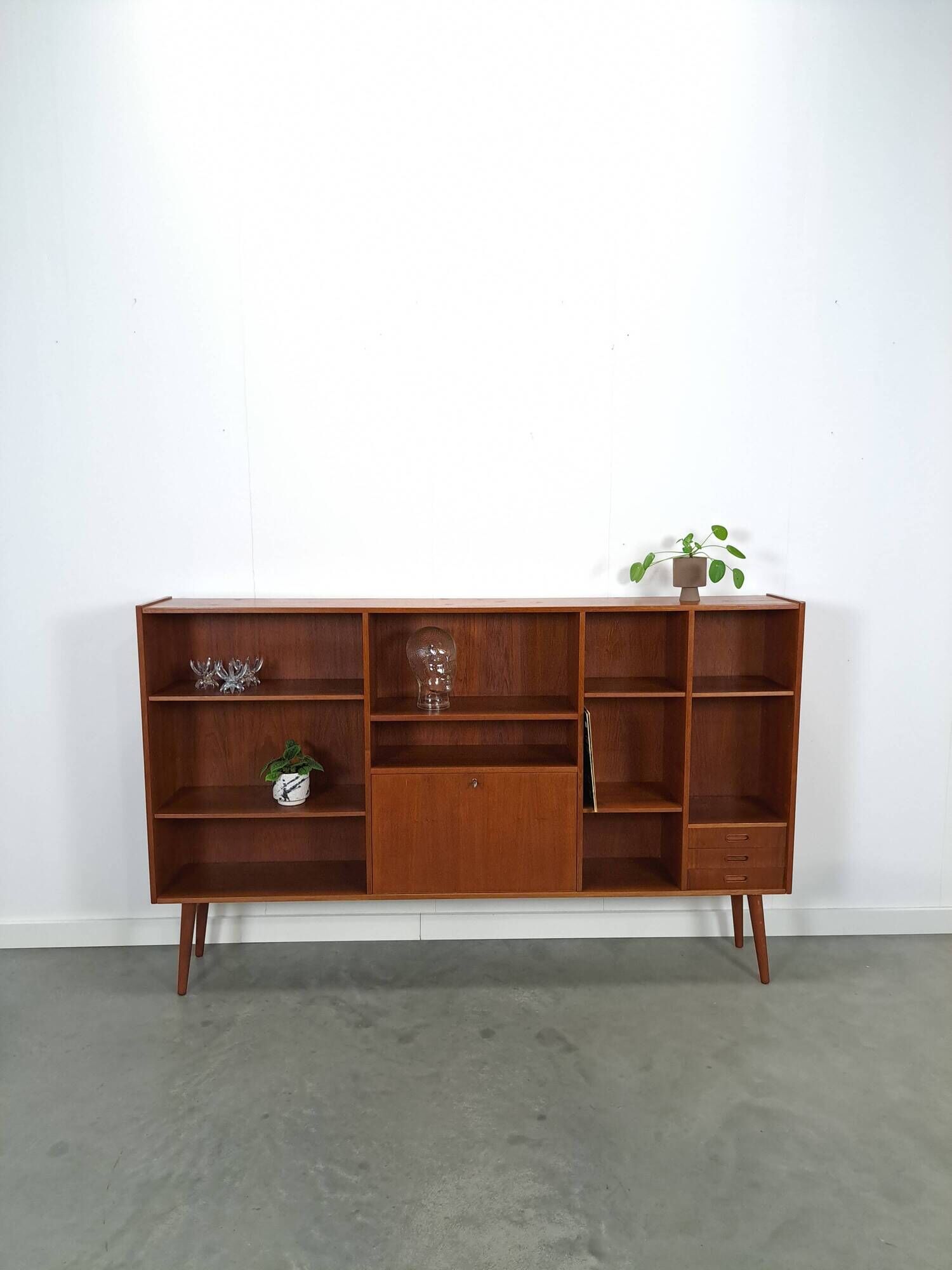 Deens teak brede LP kast met planken, lades en bar met spiegel