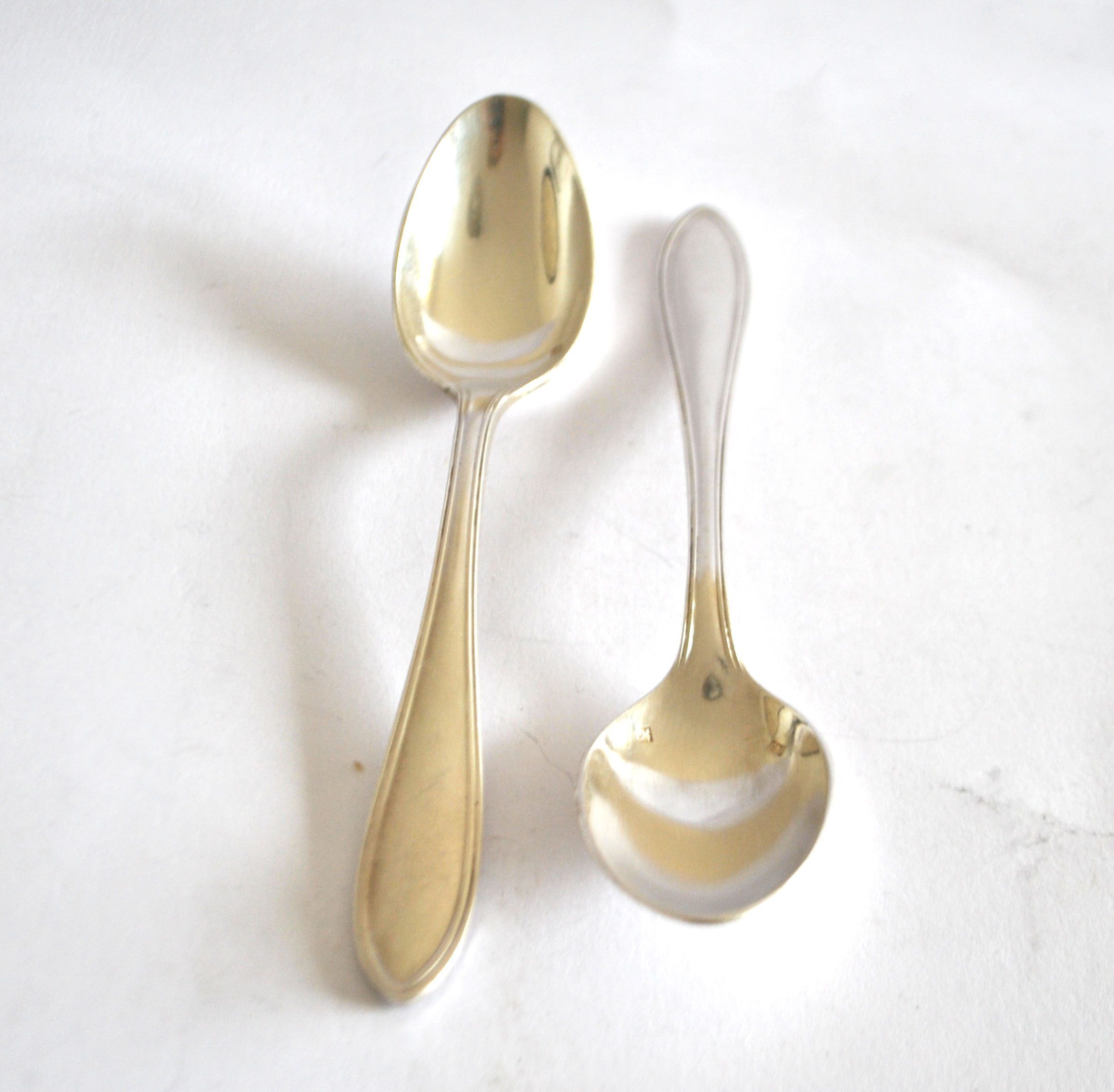 Set of 2 silver-plated teaspoons with a gold filigree design, 13.5 cm.