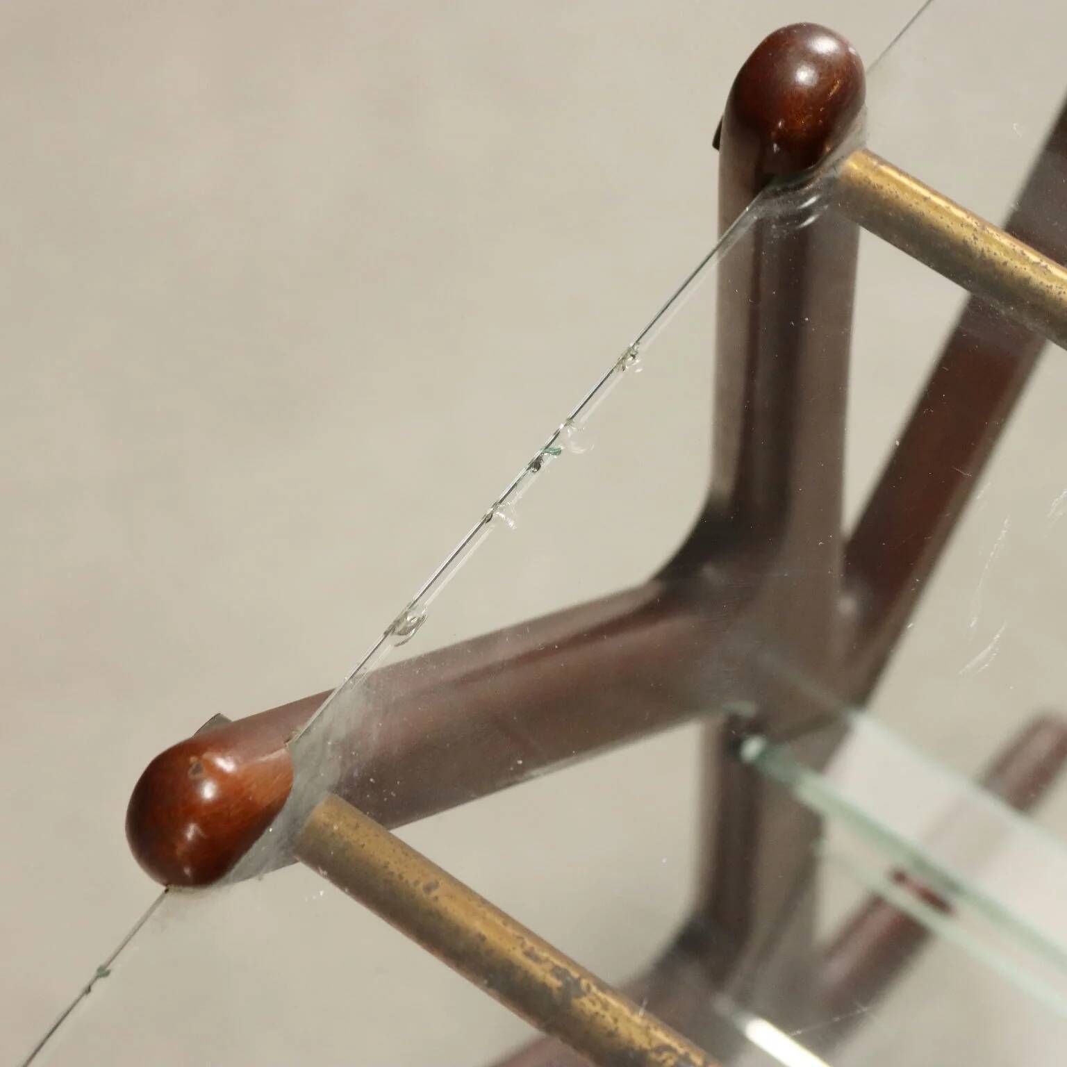 Vintage magazine rack in beech, glass and brass, Italian design from the 1950s.