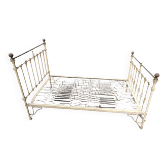 Metal bed