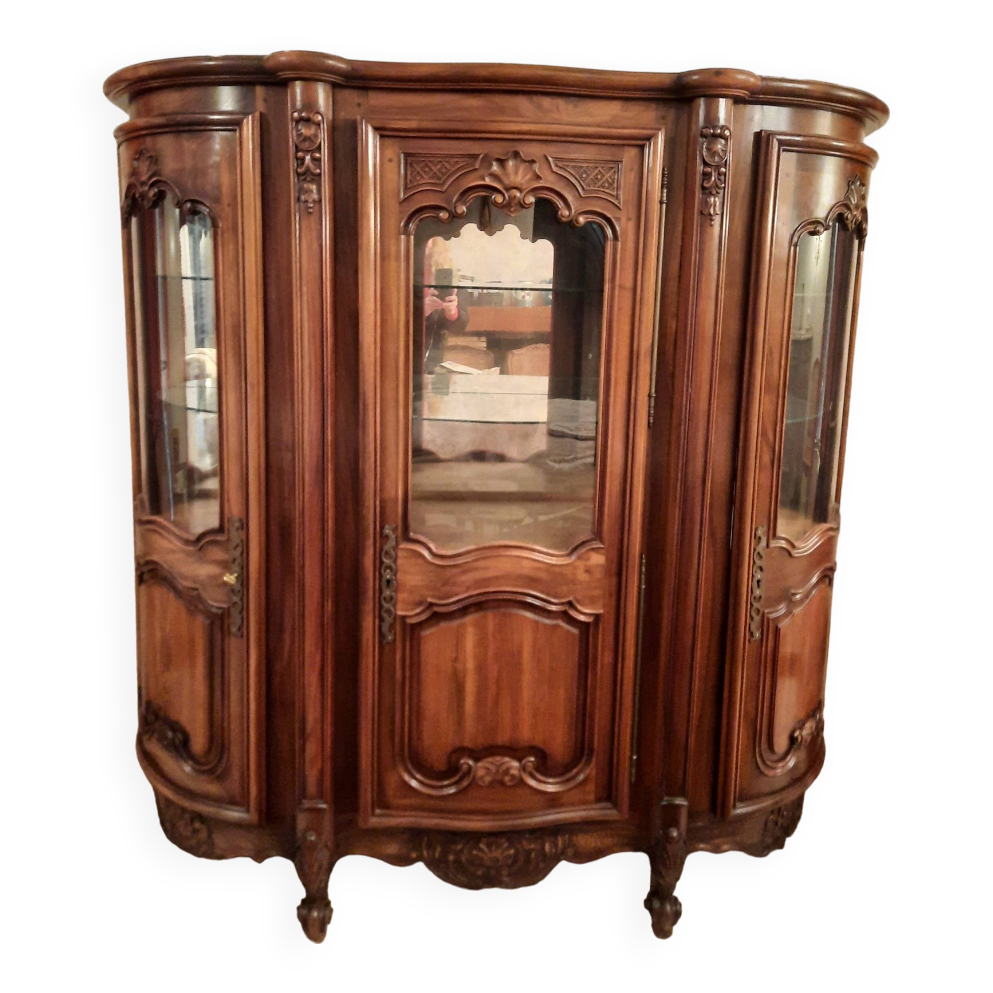 Argentier trois portes dont 2 arrondies, style régence.