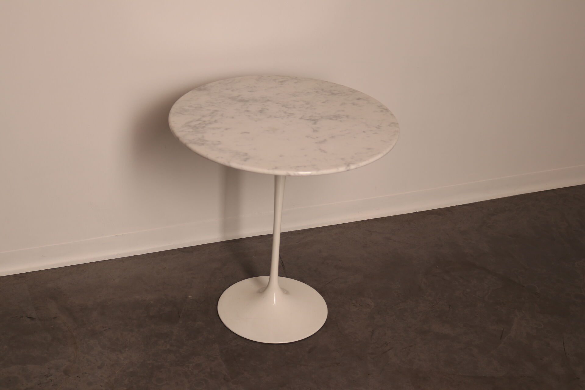 Coffee or side table in white marble by Eero Saarinen for Knoll
