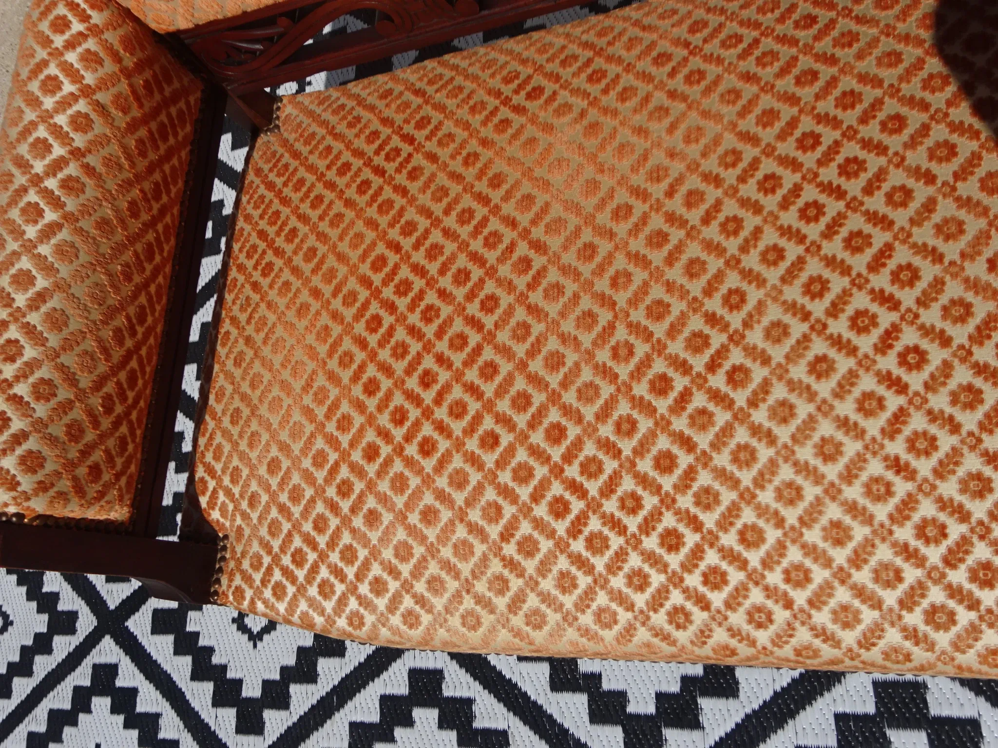 Ancienne banquette en bois et velours orange
