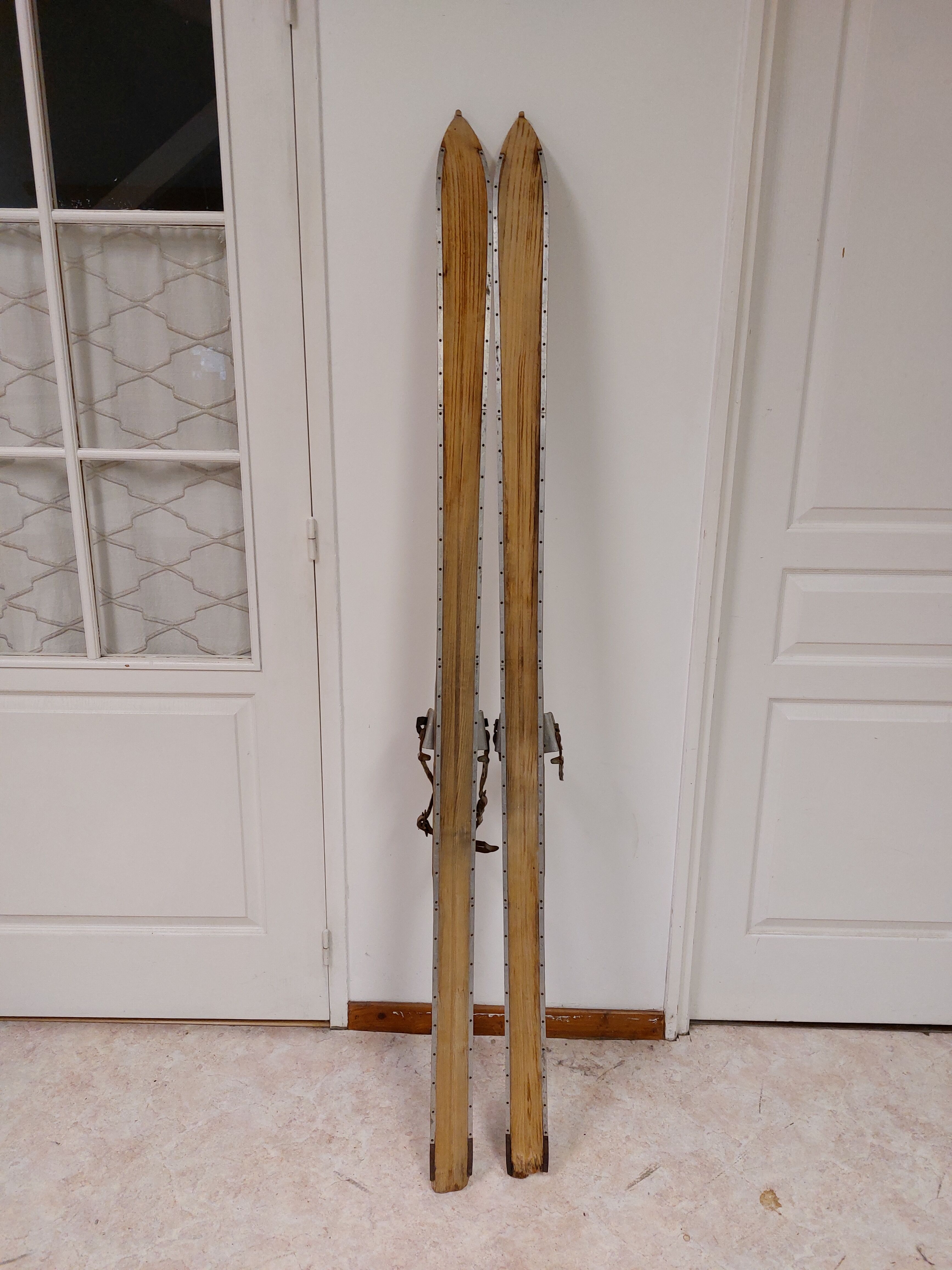 Pair of old skis in wood and zinc 175 cm