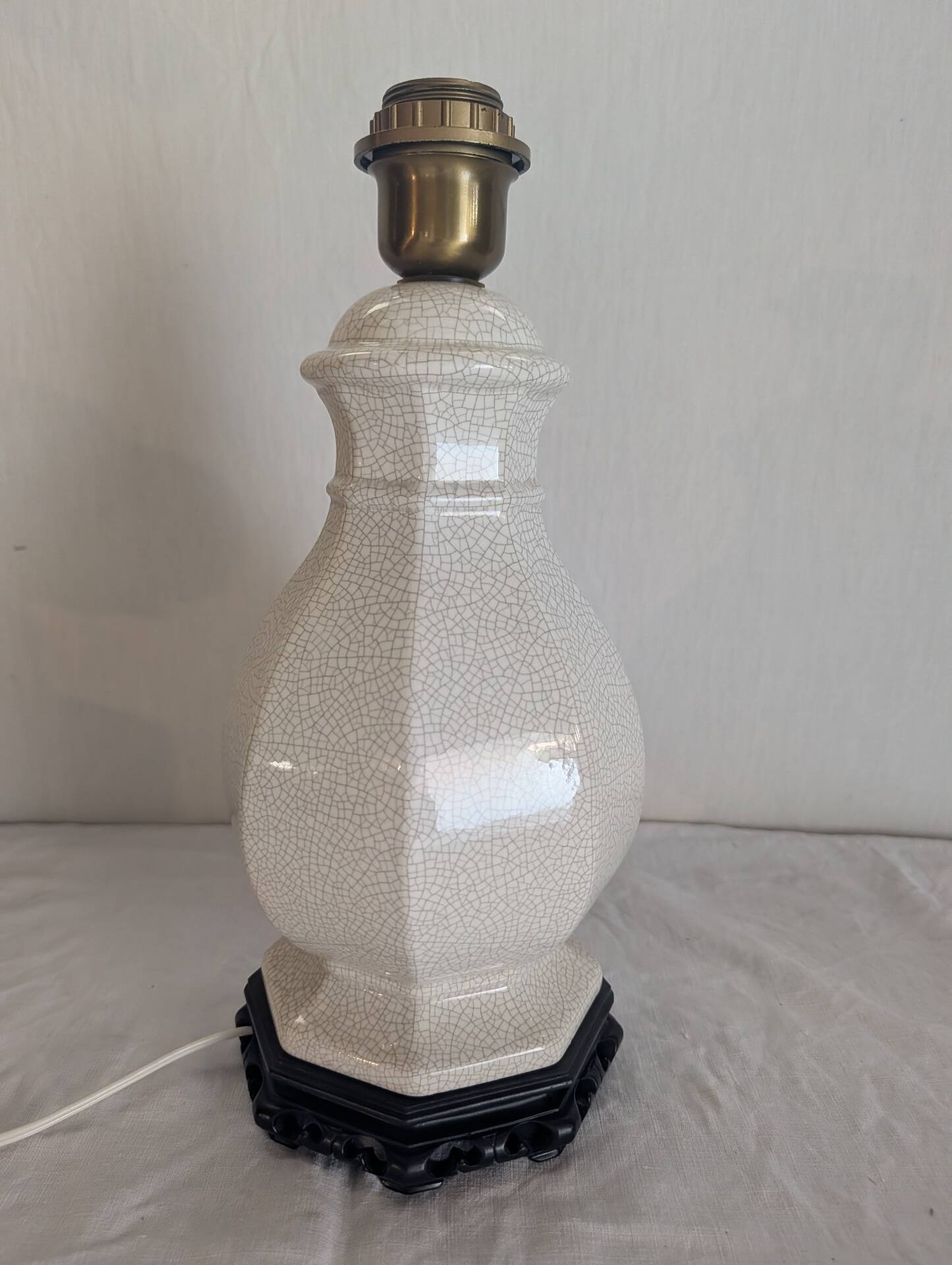 Cracked ceramic lamp base in Chinese style