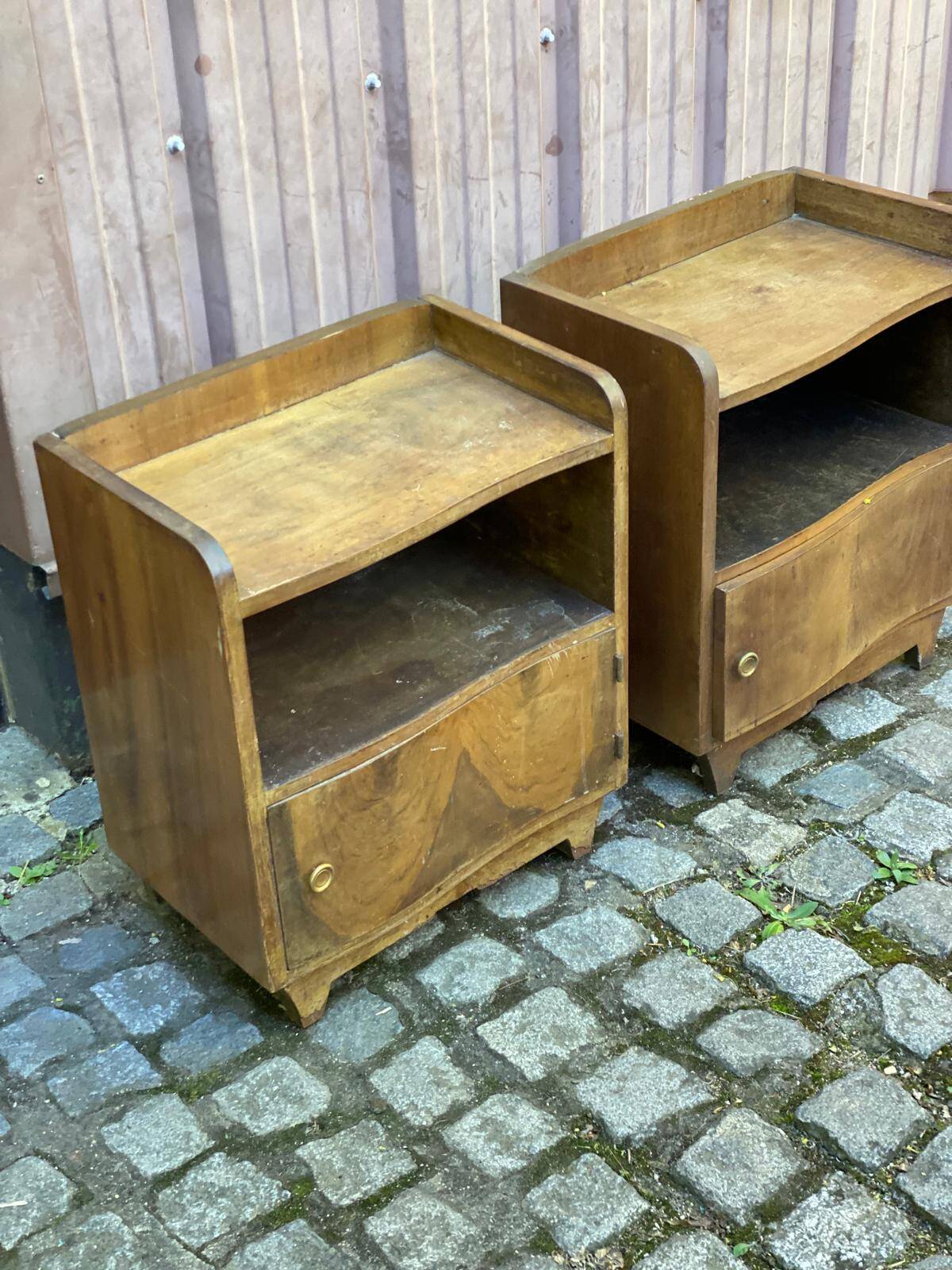 2 Art Deco bedside tables from the 1960s in walnut.