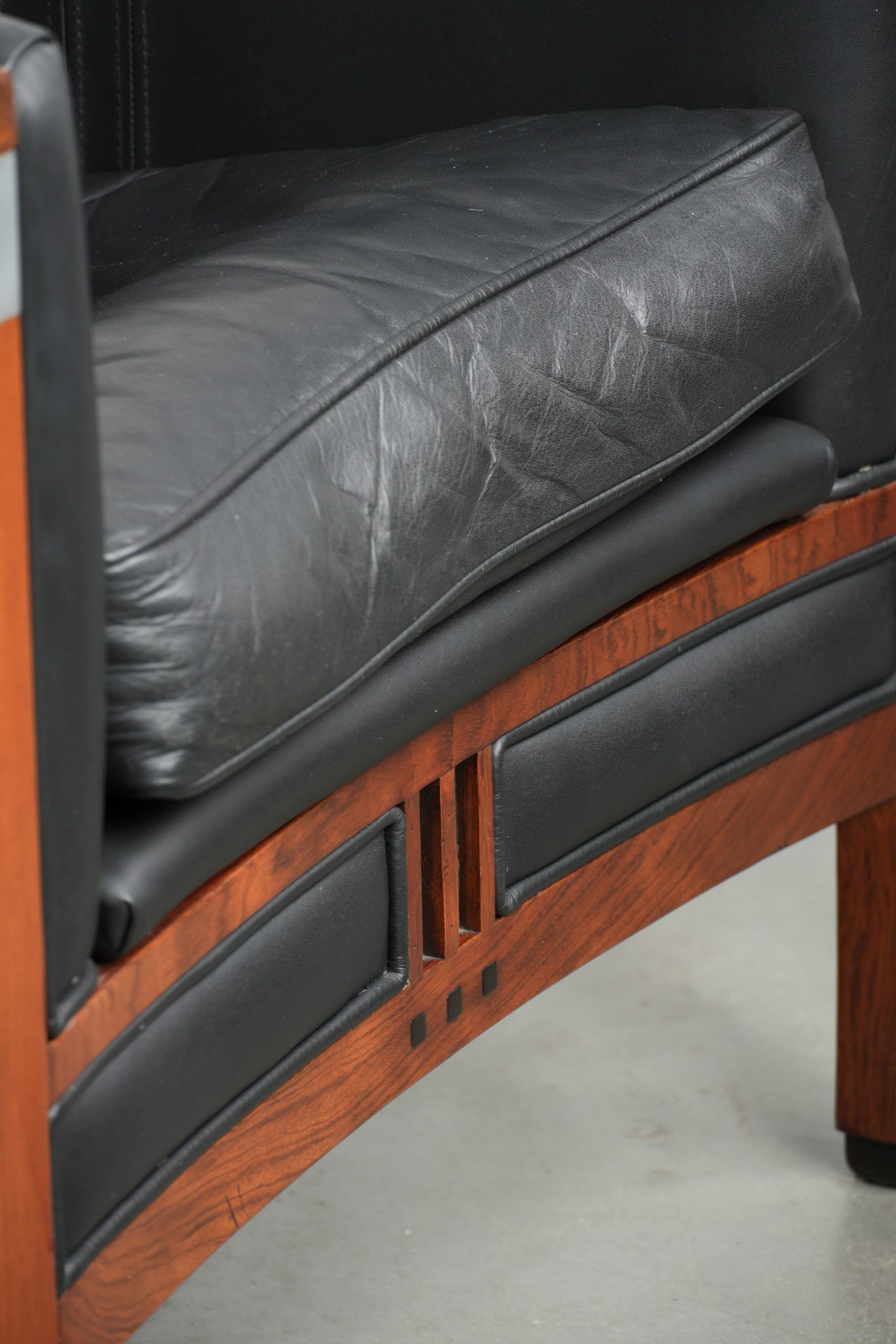 Fauteuil en cuir noir de style Art Déco en bon état.