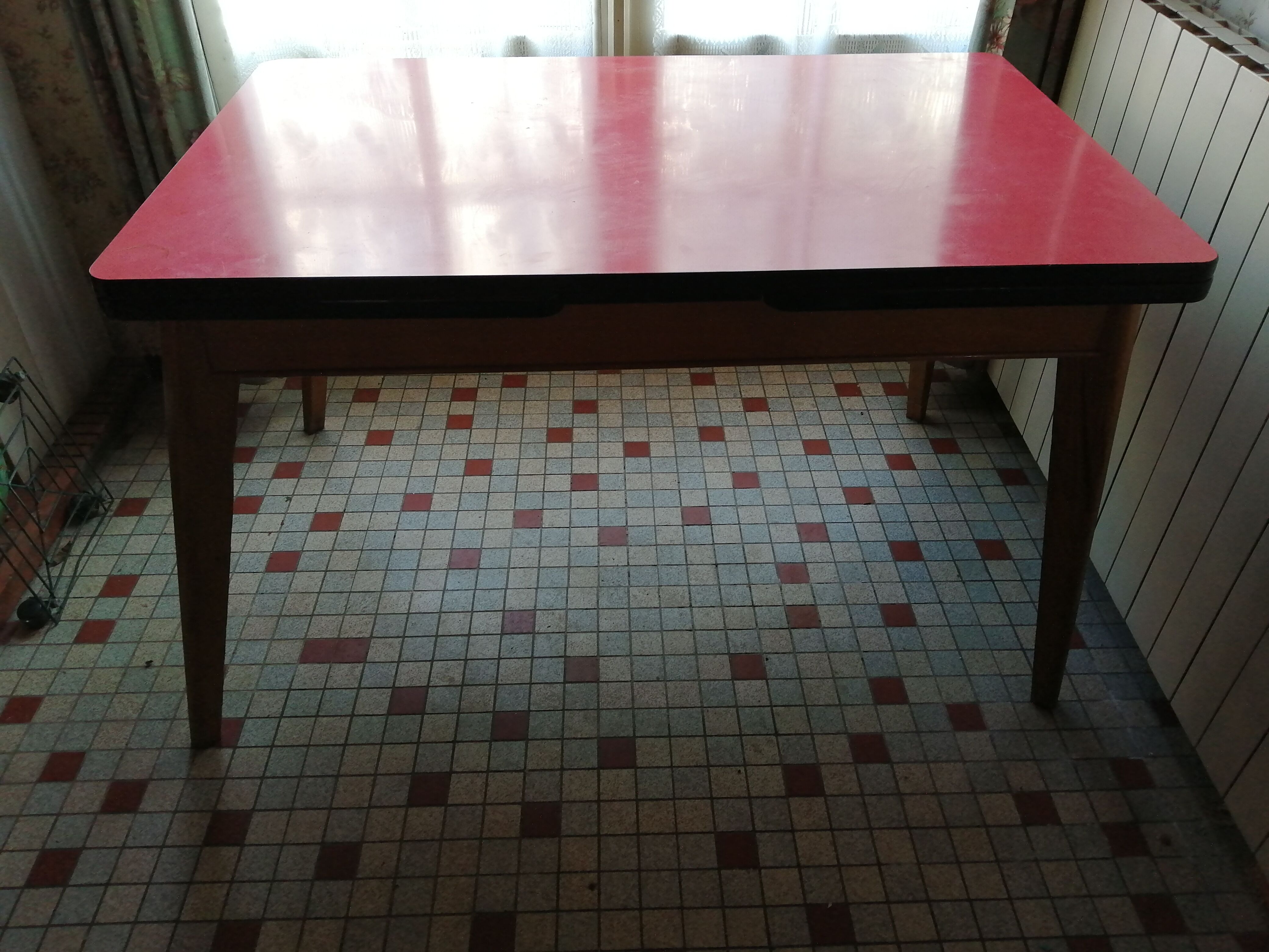 Table en formica rouge en tbe