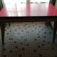 Table en formica rouge en tbe