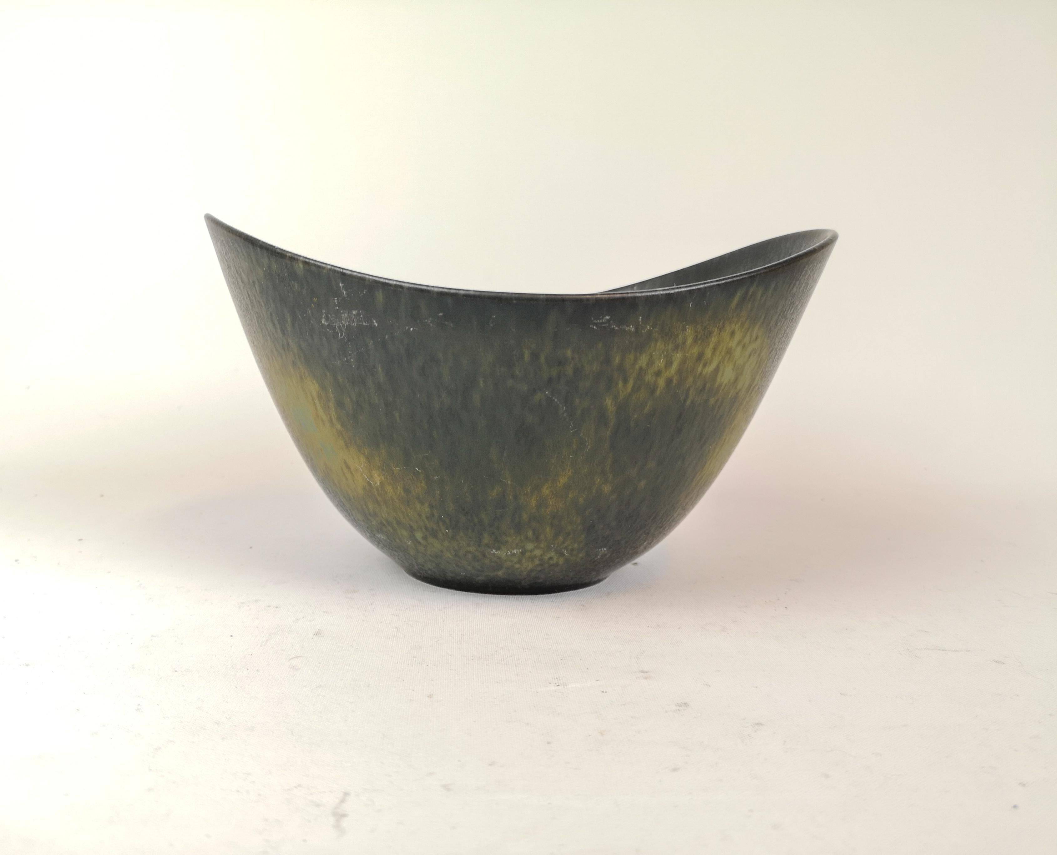 Large modern mid-century ceramic bowl Rörstrand AXK Gunnar Nylund, Sweden, 1950s.