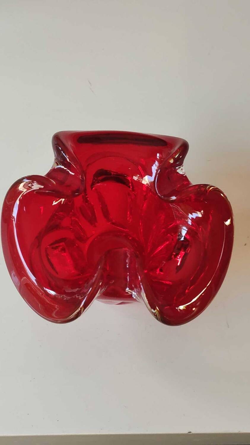 Murano empty pocket Floral shape 3 petals. In Murano Italian blown art glass. Ruby red
