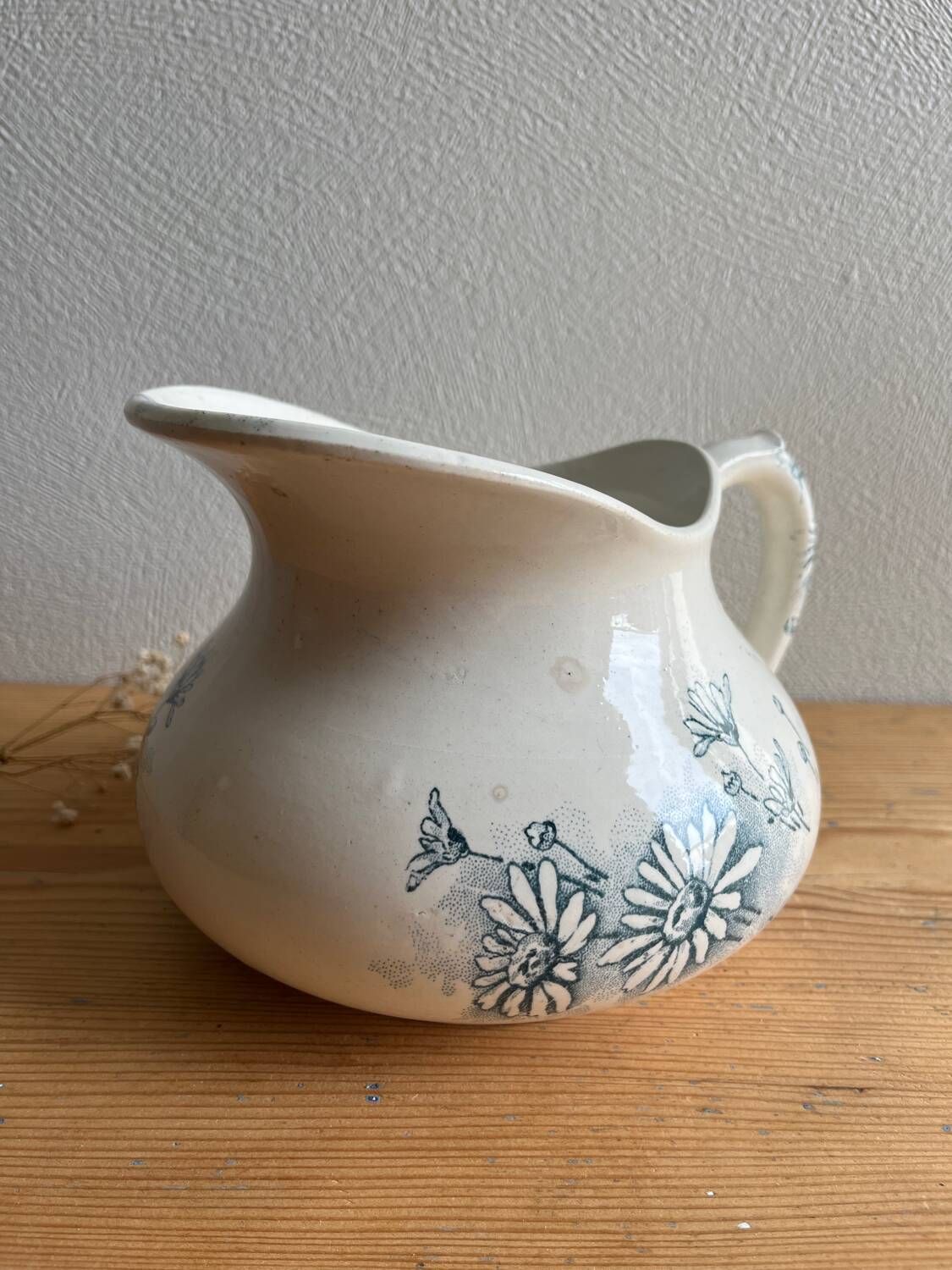 Old jug / pitcher with Daisy pattern from La Faïencerie Nouvelle in Givors.