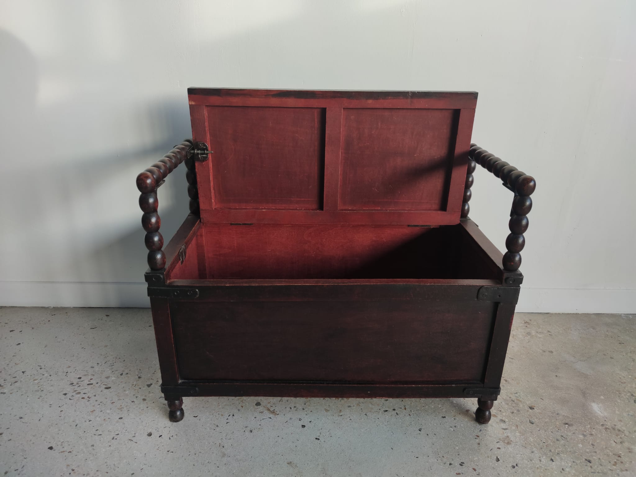Natural wood chest forming a bench, ringed shoulders