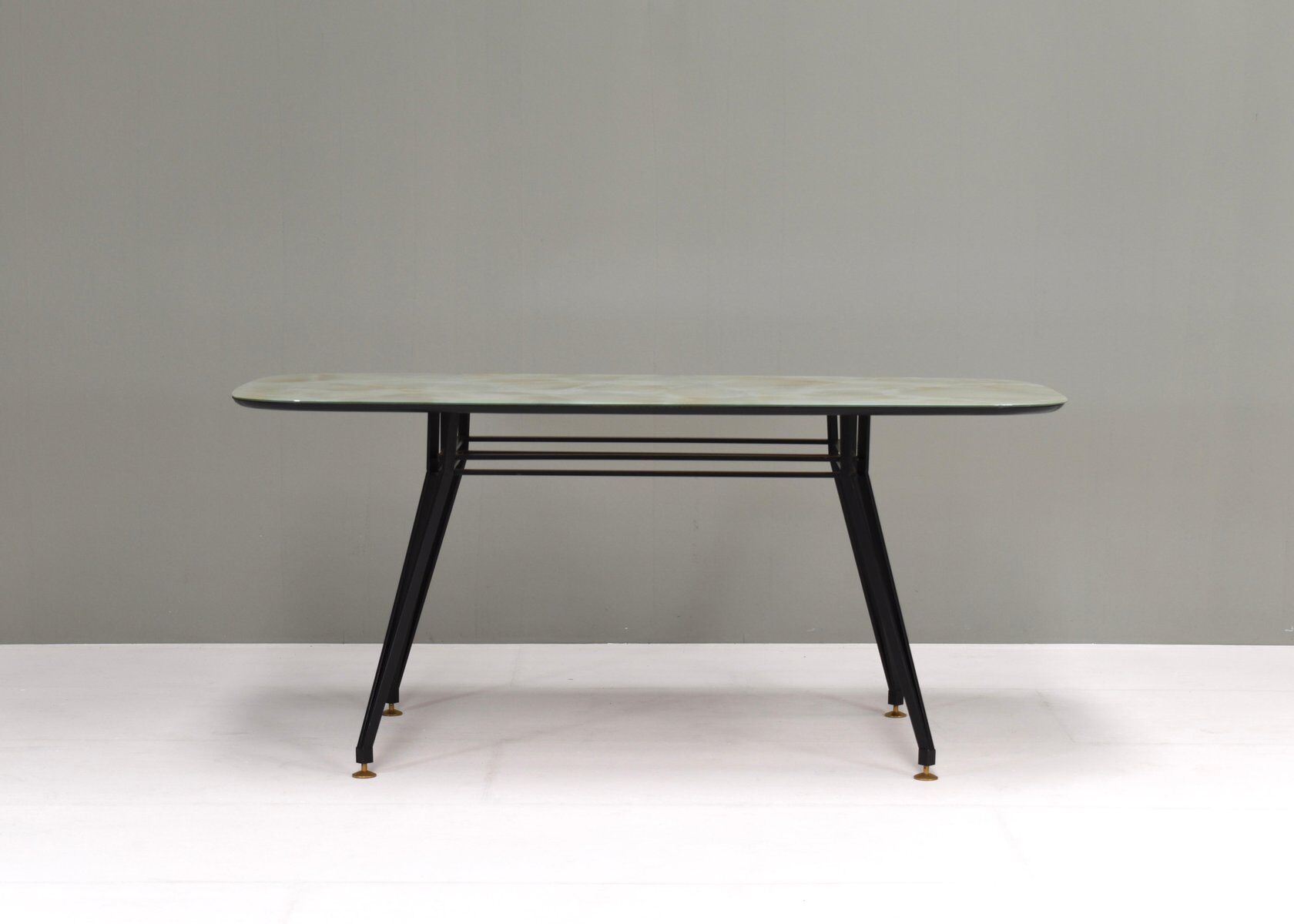 Table à manger italienne avec base en métal et plateau en verre et laiton, années 1950.