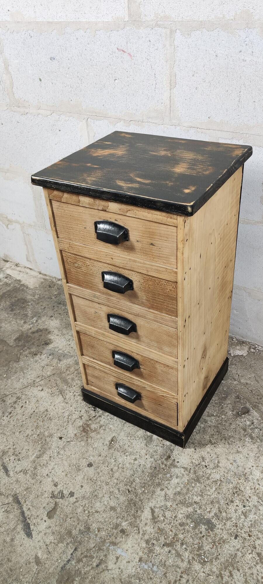 Workshop furniture in raw wood